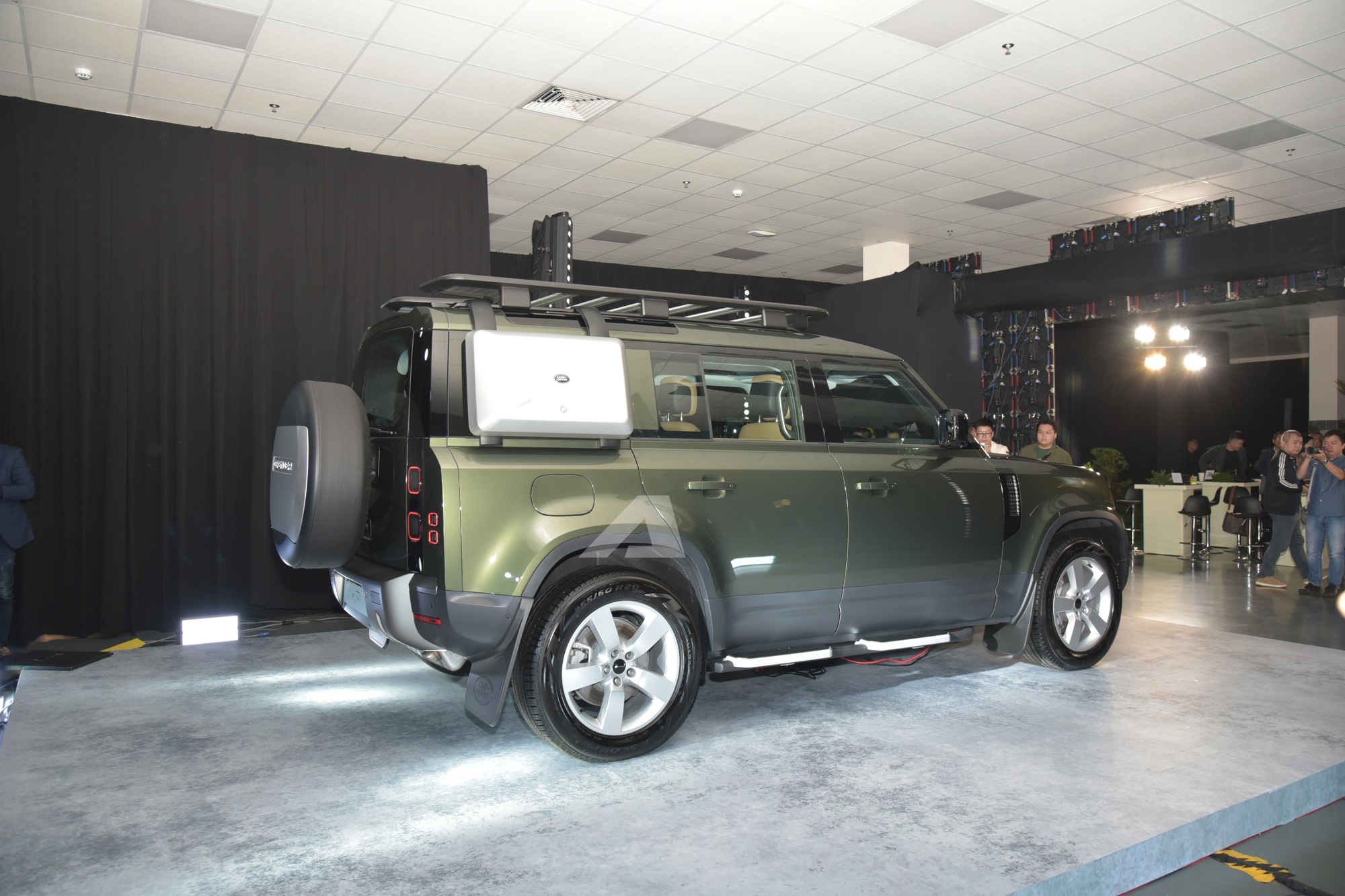 Land Rover Defender 2026 ra mắt Việt Nam: Gi&aacute; từ 5,1 tỷ đồng, m&agrave;n h&igrave;nh khủng, c&oacute; ghế &ocirc;ng chủ v&agrave; c&ocirc;ng nghệ off-road 'nh&agrave;n t&ecirc;nh'- Ảnh 5.