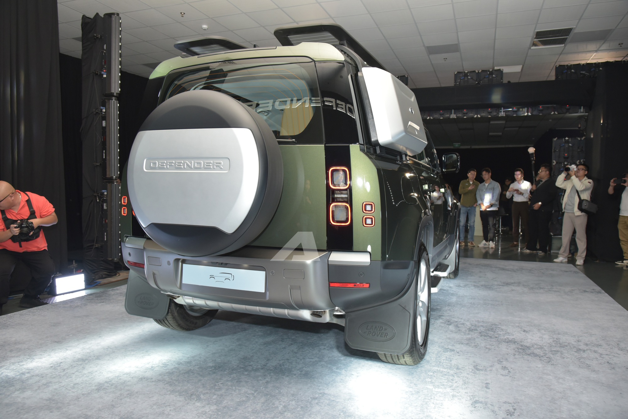 Land Rover Defender 2026 ra mắt Việt Nam: Gi&aacute; từ 5,1 tỷ đồng, m&agrave;n h&igrave;nh khủng, c&oacute; ghế &ocirc;ng chủ v&agrave; c&ocirc;ng nghệ off-road 'nh&agrave;n t&ecirc;nh'- Ảnh 3.