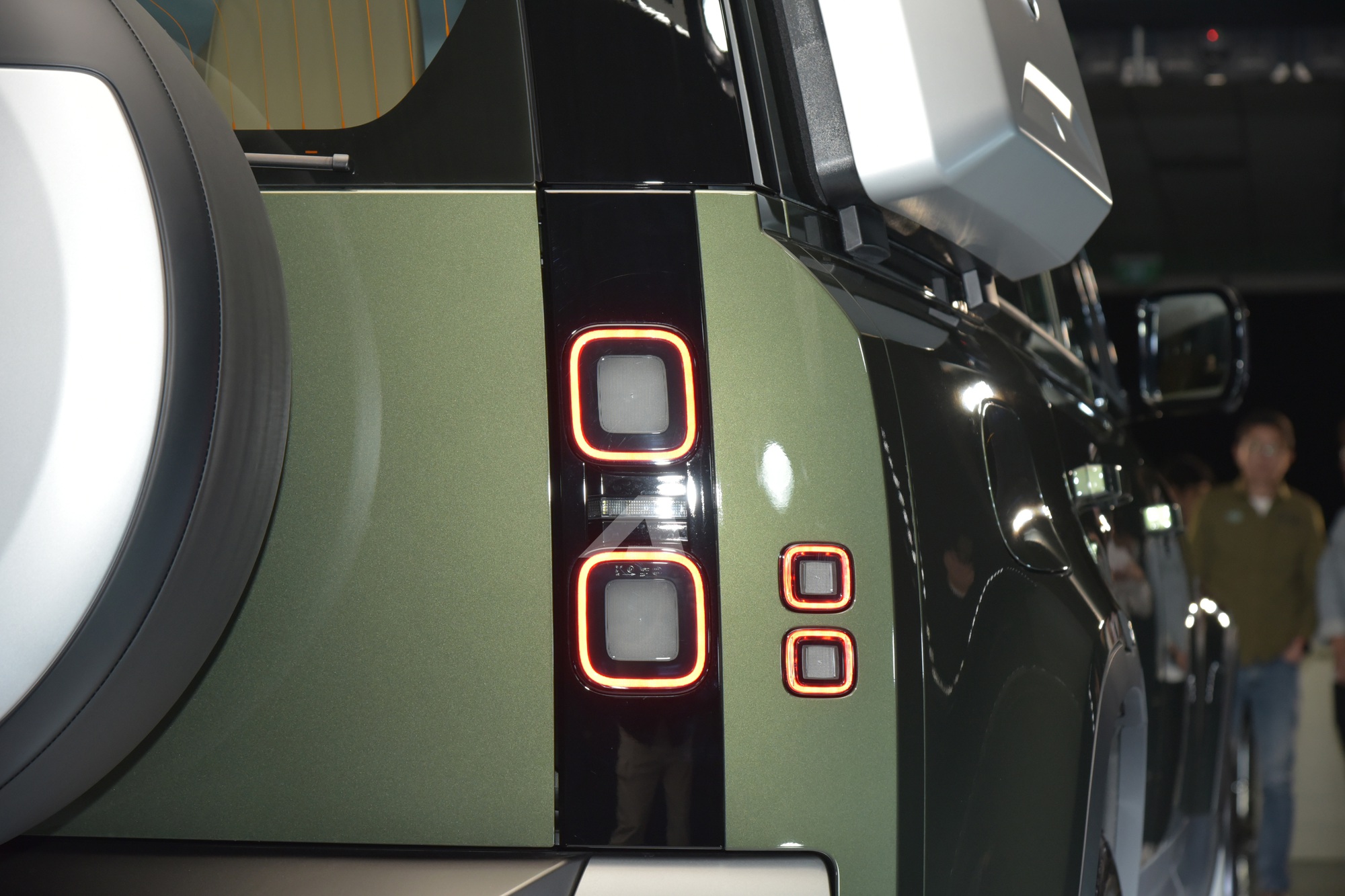 Land Rover Defender 2026 ra mắt Việt Nam: Giá từ 5,1 tỷ đồng, màn hình khủng, có ghế ông chủ và công nghệ off-road 'nhàn tênh'- Ảnh 10. Land Rover Defender 2026 ra mắt Việt Nam: Giá từ 5,1 tỷ đồng, màn hình khủng, có ghế ông chủ và công nghệ off-road 'nhàn tênh'- Ảnh 10.