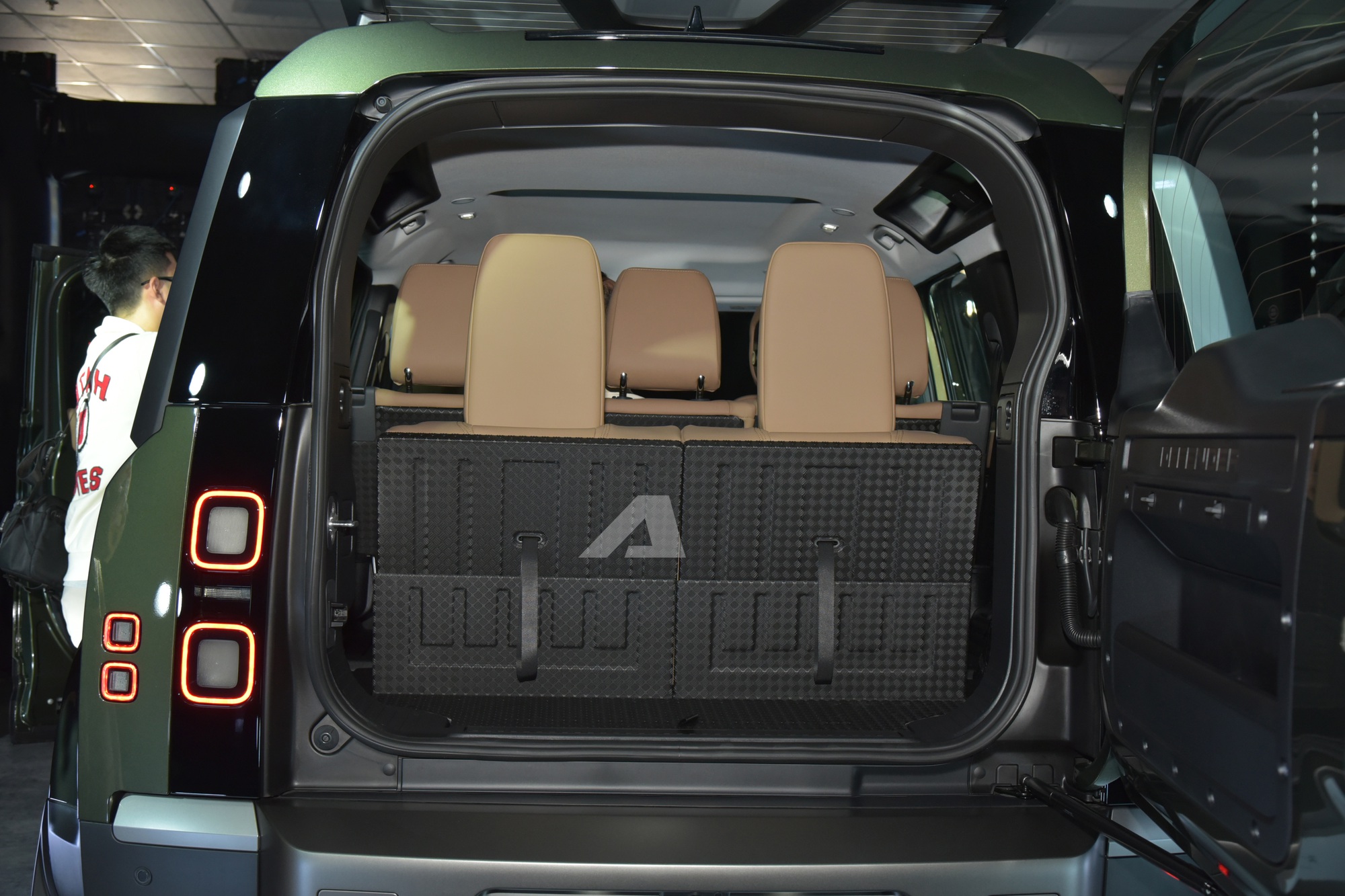 Land Rover Defender 2026 ra mắt Việt Nam: Giá từ 5,1 tỷ đồng, màn hình khủng, có ghế ông chủ và công nghệ off-road 'nhàn tênh'- Ảnh 17. Land Rover Defender 2026 ra mắt Việt Nam: Giá từ 5,1 tỷ đồng, màn hình khủng, có ghế ông chủ và công nghệ off-road 'nhàn tênh'- Ảnh 17.