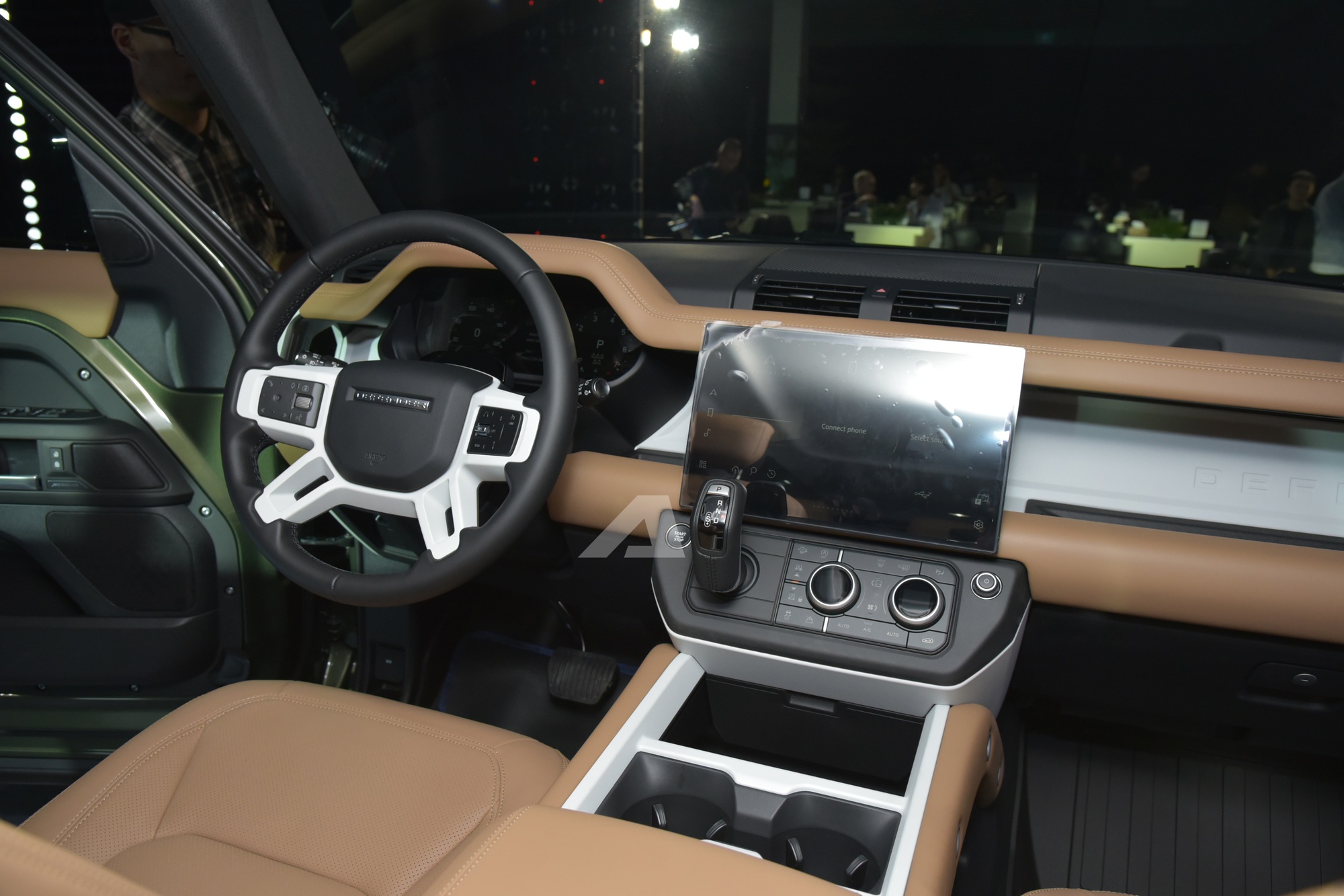 Land Rover Defender 2026 ra mắt Việt Nam: Gi&aacute; từ 5,1 tỷ đồng, m&agrave;n h&igrave;nh khủng, c&oacute; ghế &ocirc;ng chủ v&agrave; c&ocirc;ng nghệ off-road 'nh&agrave;n t&ecirc;nh'- Ảnh 4.