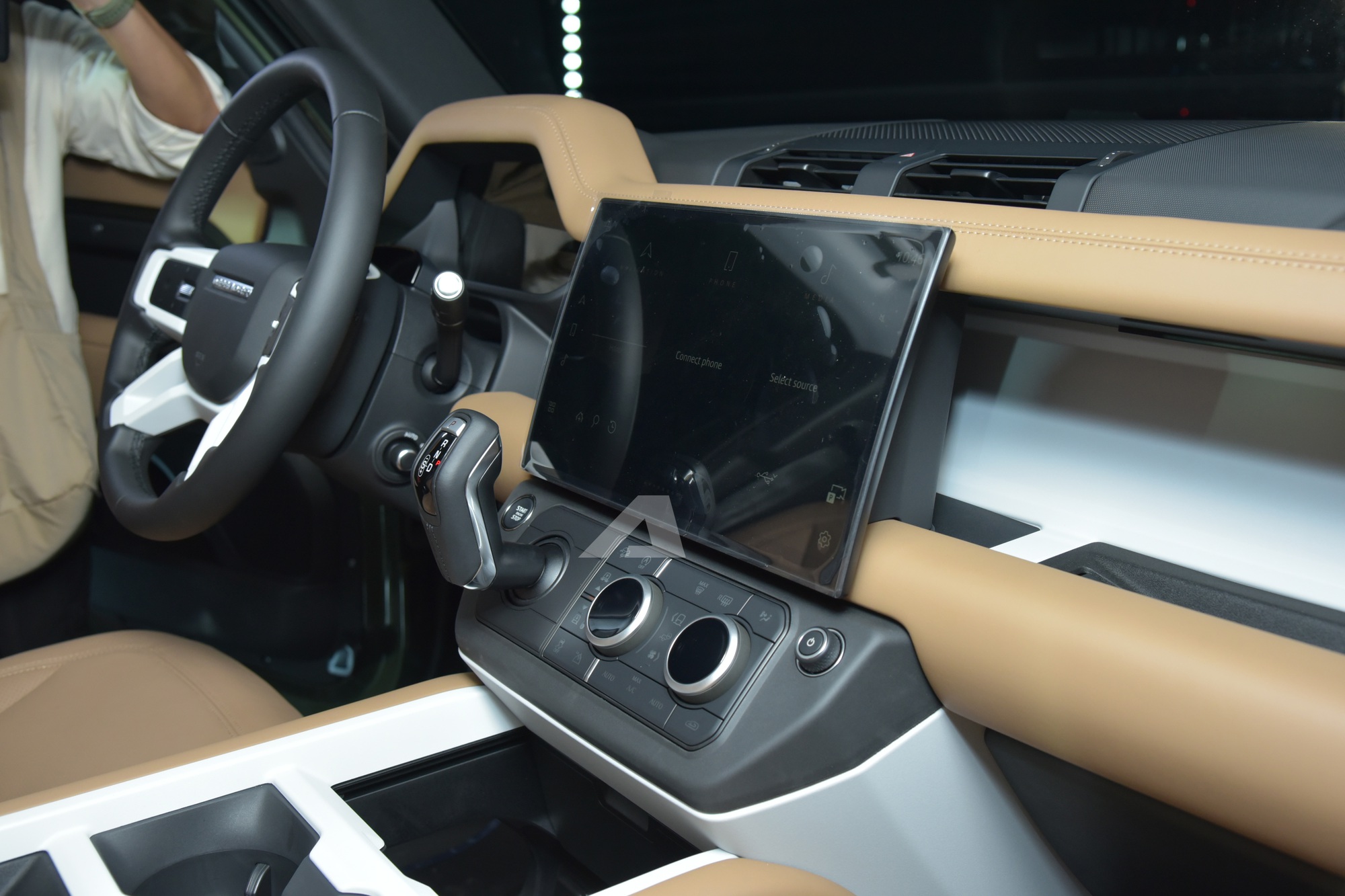 Land Rover Defender 2026 ra mắt Việt Nam: Giá từ 5,1 tỷ đồng, màn hình khủng, có ghế ông chủ và công nghệ off-road 'nhàn tênh'- Ảnh 15. Land Rover Defender 2026 ra mắt Việt Nam: Giá từ 5,1 tỷ đồng, màn hình khủng, có ghế ông chủ và công nghệ off-road 'nhàn tênh'- Ảnh 15.