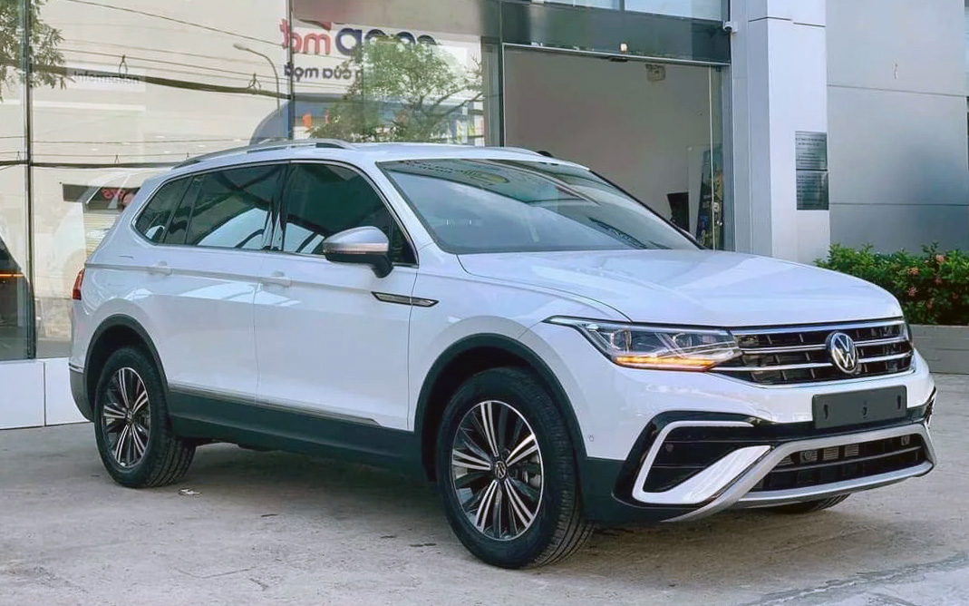 VW Tiguan Allspace ‘xả kho’ giá gần 1,5 tỷ đồng tại đại lý: Chỉ còn bản ‘base’ với số lượng ít, có thể dọn đường đón mẫu mới thay thế- Ảnh 4.