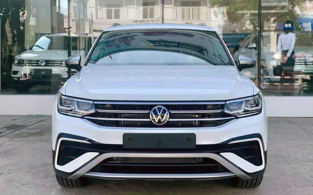 VW Tiguan Allspace ‘xả kho’ giá gần 1,5 tỷ đồng tại đại lý: Chỉ còn bản ‘base’ với số lượng ít, có thể dọn đường đón mẫu mới thay thế- Ảnh 3.