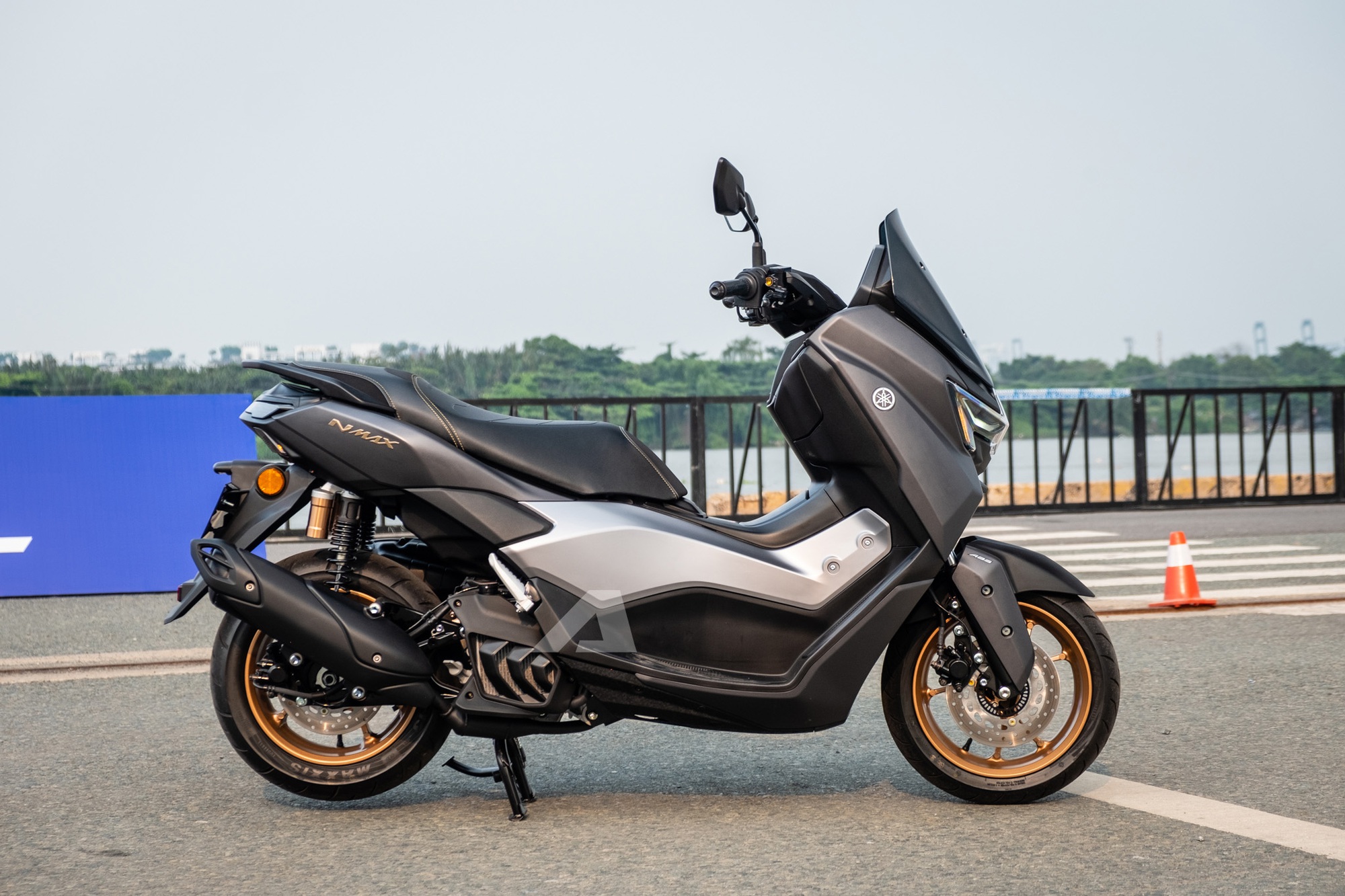Yamaha NMAX 2025 ra mắt Việt Nam: Gi&aacute; từ 69 triệu đồng, hộp số điện tử 2 chế độ, c&oacute; thể thế chỗ PCX- Ảnh 7.