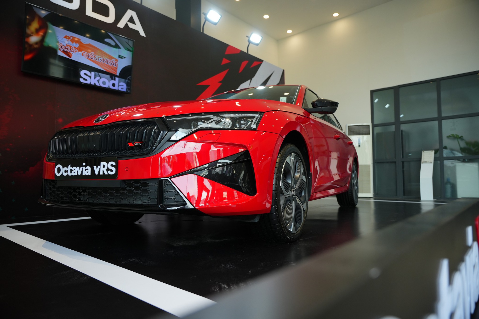 Skoda Octavia RS chốt gi&aacute; 1,608 tỷ đồng tại Việt Nam: Rẻ hơn WRX, c&oacute; ADAS, treo th&iacute;ch ứng c&ugrave;ng nhiều &lsquo;đồ chơi&rsquo; khủng cho d&acirc;n m&ecirc; l&aacute;i- Ảnh 10.