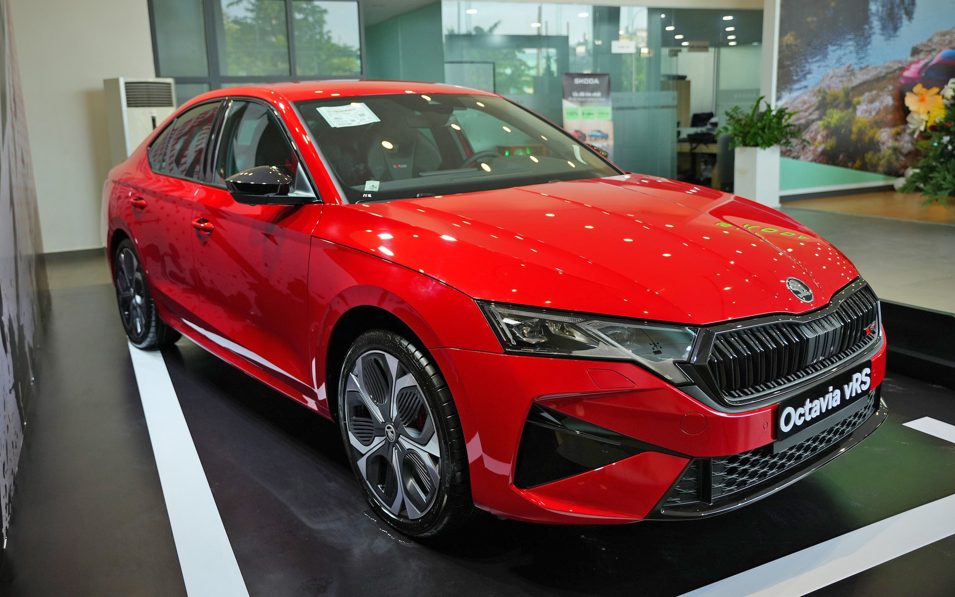 Cùng giá hơn 1,6 tỷ đồng chọn Skoda Octavia RS hay lấy BMW 320i cho người thích lái, bảng này sẽ giúp bạn dễ lựa chọn hơn- Ảnh 3.