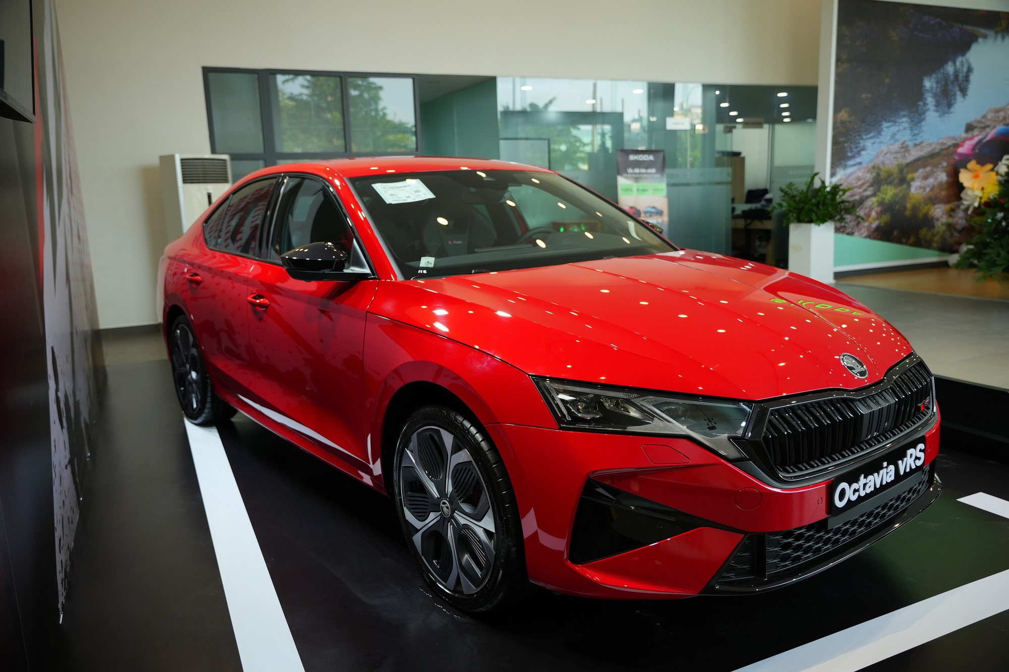 Skoda Octavia RS chốt giá 1,608 tỷ đồng tại Việt Nam: Rẻ hơn WRX, có ADAS, treo thích ứng cùng nhiều ‘đồ chơi’ khủng cho dân mê lái- Ảnh 6.