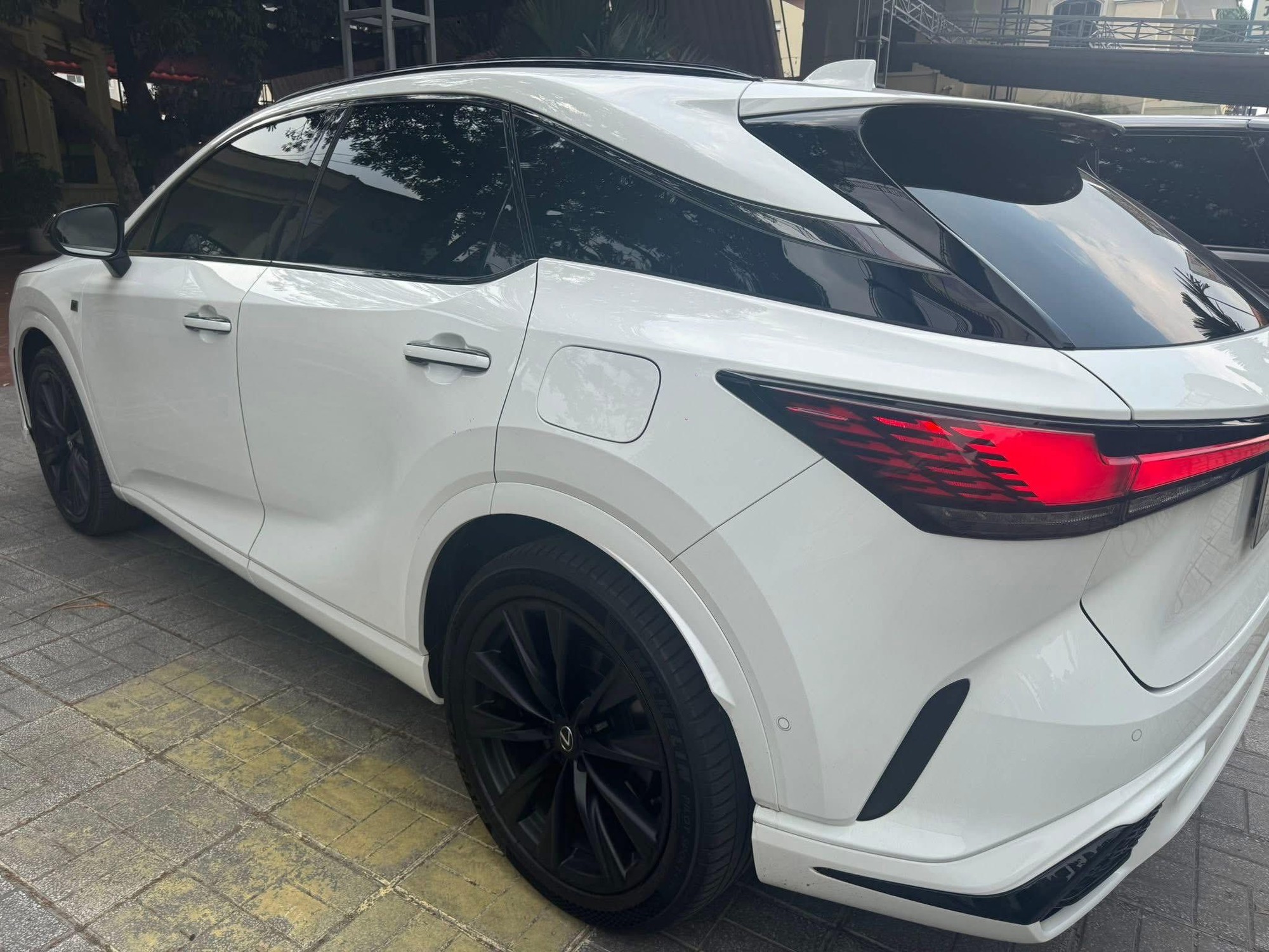 Giữ gi&aacute; như Lexus: RX 500h đi hơn 9.000km b&aacute;n lại gần bằng gi&aacute; lăn b&aacute;nh xe mới, c&ograve;n nguy&ecirc;n bảo h&agrave;nh ch&iacute;nh h&atilde;ng- Ảnh 4.