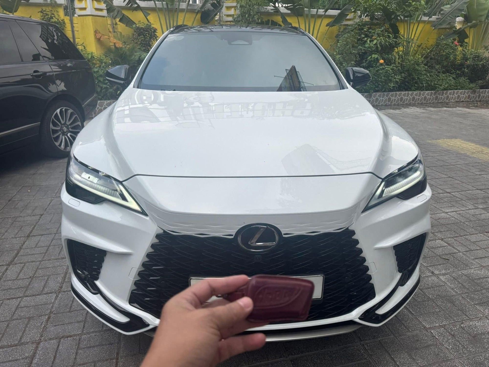 Giữ gi&aacute; như Lexus: RX 500h đi hơn 9.000km b&aacute;n lại gần bằng gi&aacute; lăn b&aacute;nh xe mới, c&ograve;n nguy&ecirc;n bảo h&agrave;nh ch&iacute;nh h&atilde;ng- Ảnh 2.