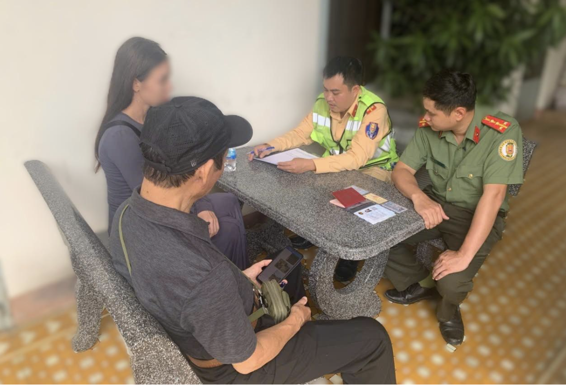 Clip: Nữ du kh&aacute;ch nước ngo&agrave;i biểu diễn m&ocirc; t&ocirc; g&acirc;y phản cảm ở Kh&aacute;nh H&ograve;a- Ảnh 1.