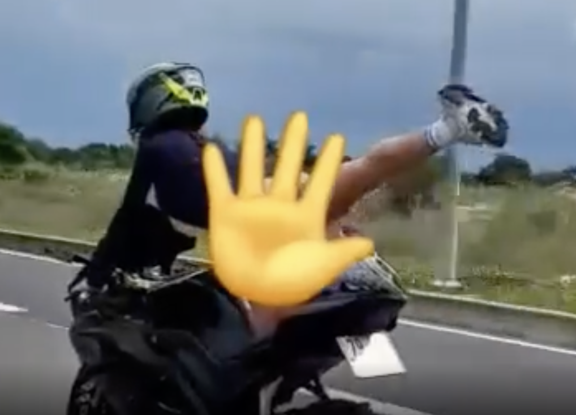 Clip: Nữ du kh&aacute;ch nước ngo&agrave;i biểu diễn m&ocirc; t&ocirc; g&acirc;y phản cảm ở Kh&aacute;nh H&ograve;a- Ảnh 2.