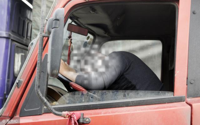 Shipper đột quỵ tr&ecirc;n đường giao h&agrave;ng, d&ograve;ng ghi ch&uacute; tr&ecirc;n xe khiến tất cả rơi nước mắt- Ảnh 1.