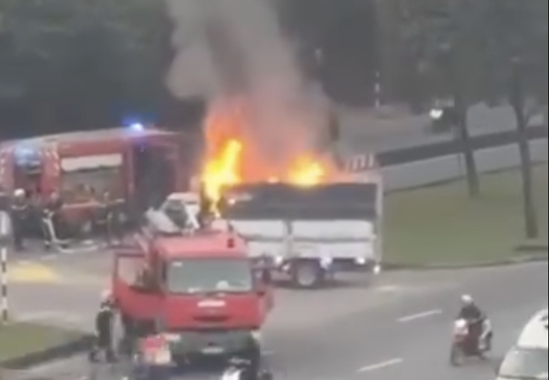 Th&ugrave;ng xe bốc ch&aacute;y, t&agrave;i xế xe tải chạy thẳng đến trụ sở cảnh s&aacute;t nhờ gi&uacute;p đỡ- Ảnh 1.