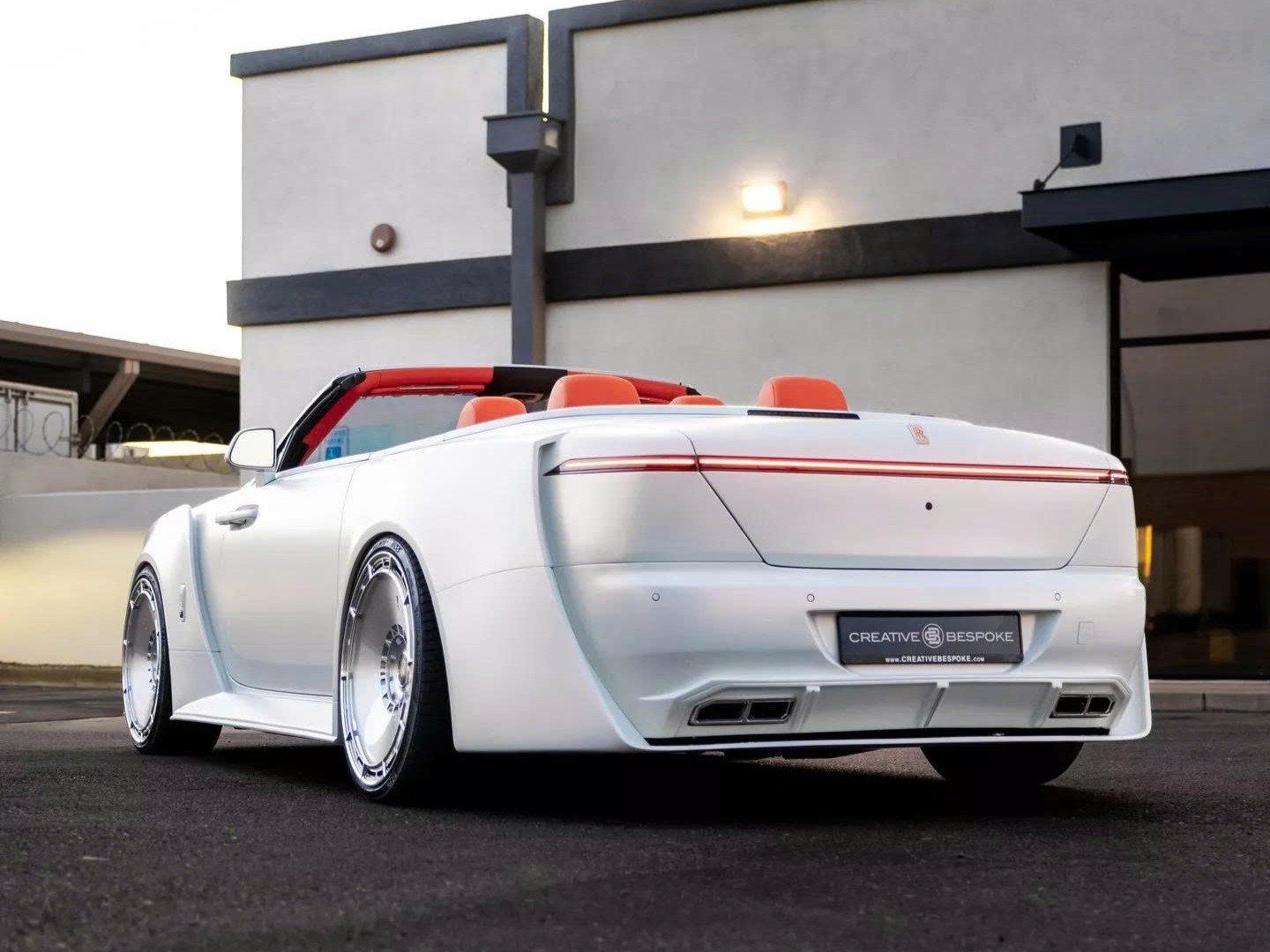 Rolls-Royce Dawn c&oacute; bản độ cực dị: Giới hạn chỉ 25 kh&aacute;ch, đầu xe 'kh&ocirc;ng giống ai', đu&ocirc;i xe thay mới ho&agrave;n to&agrave;n- Ảnh 4.