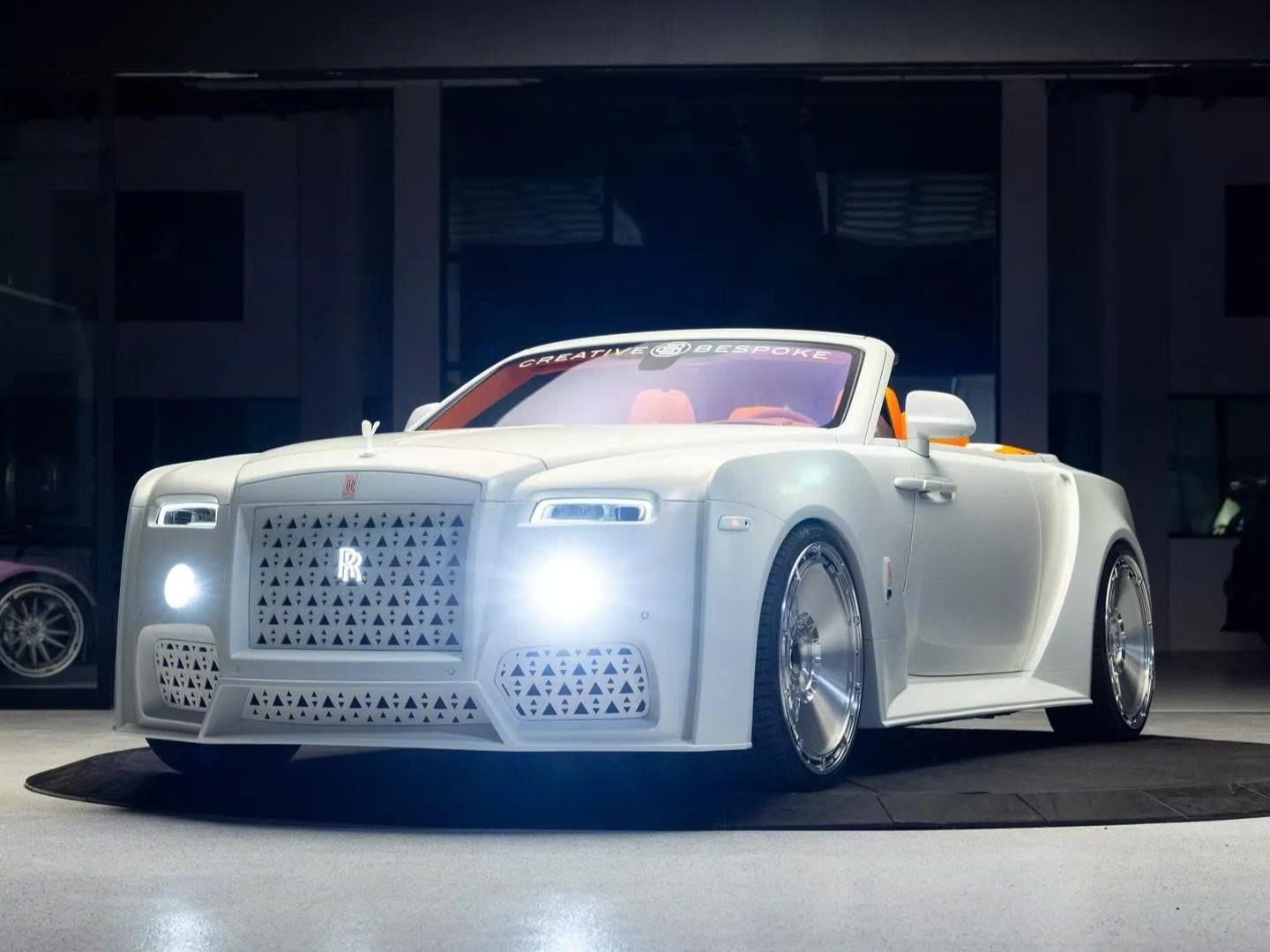 Rolls-Royce Dawn c&oacute; bản độ cực dị: Giới hạn chỉ 25 kh&aacute;ch, đầu xe 'kh&ocirc;ng giống ai', đu&ocirc;i xe thay mới ho&agrave;n to&agrave;n- Ảnh 1.