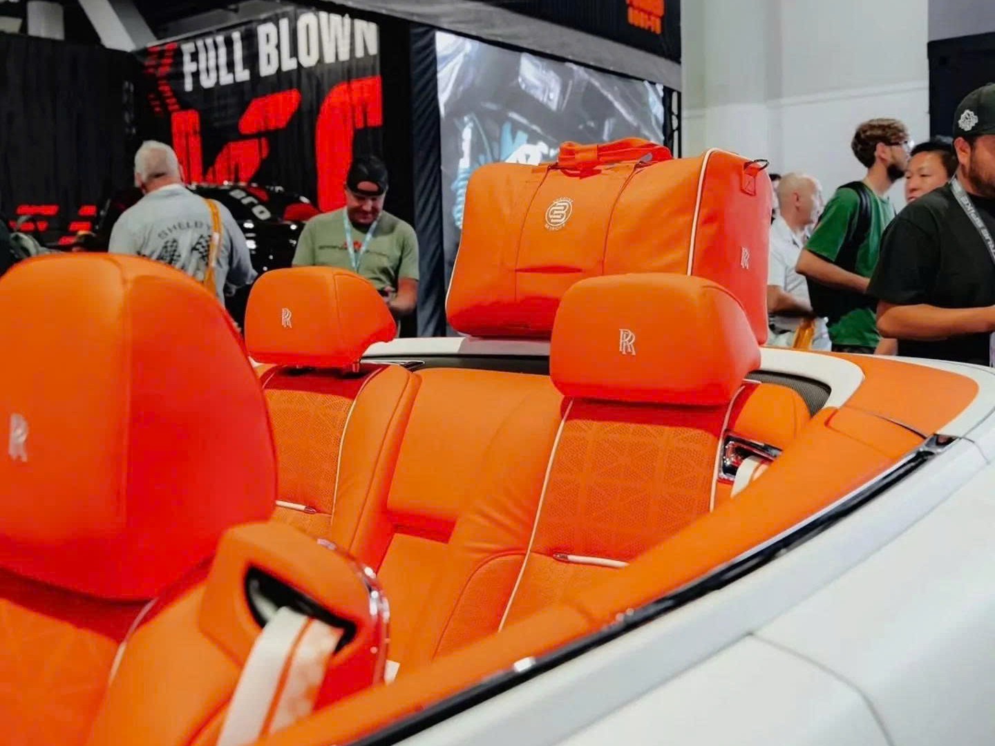 Rolls-Royce Dawn c&oacute; bản độ cực dị: Giới hạn chỉ 25 kh&aacute;ch, đầu xe 'kh&ocirc;ng giống ai', đu&ocirc;i xe thay mới ho&agrave;n to&agrave;n- Ảnh 9.