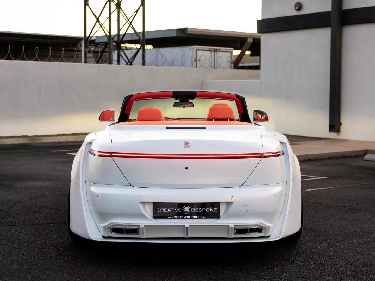 Rolls-Royce Dawn c&oacute; bản độ cực dị: Giới hạn chỉ 25 kh&aacute;ch, đầu xe 'kh&ocirc;ng giống ai', đu&ocirc;i xe thay mới ho&agrave;n to&agrave;n- Ảnh 5.