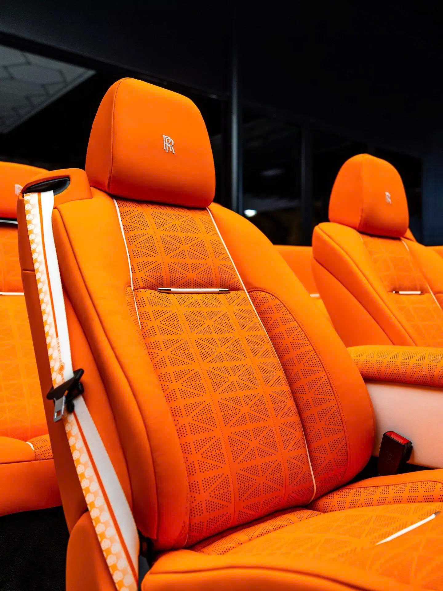 Rolls-Royce Dawn c&oacute; bản độ cực dị: Giới hạn chỉ 25 kh&aacute;ch, đầu xe 'kh&ocirc;ng giống ai', đu&ocirc;i xe thay mới ho&agrave;n to&agrave;n- Ảnh 7.