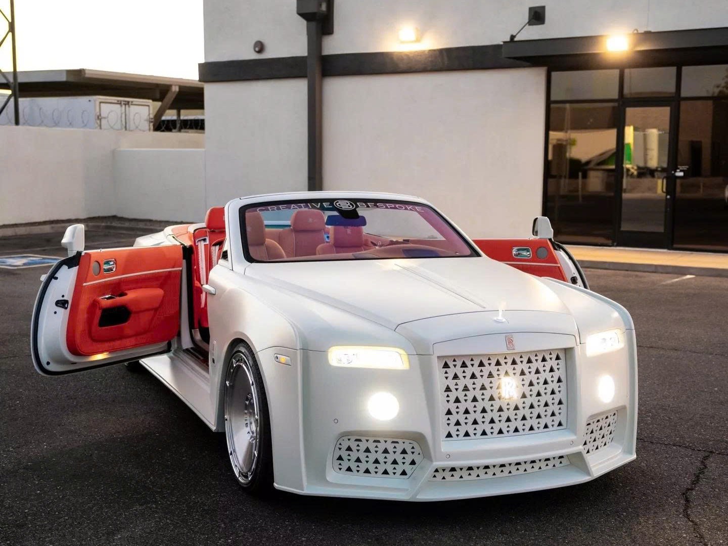 Rolls-Royce Dawn c&oacute; bản độ cực dị: Giới hạn chỉ 25 kh&aacute;ch, đầu xe 'kh&ocirc;ng giống ai', đu&ocirc;i xe thay mới ho&agrave;n to&agrave;n- Ảnh 3.