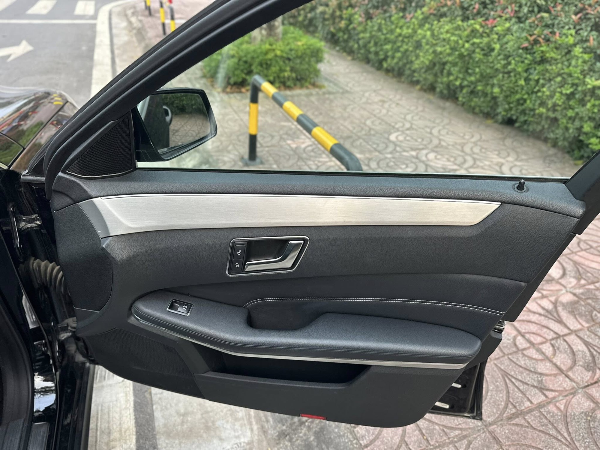 Mercedes-Benz E 200 h&agrave;ng độc b&aacute;n lại gi&aacute; 565 triệu đồng: Nhiều trang bị kh&aacute;c xe ch&iacute;nh h&atilde;ng, hộp số c&oacute; thể khiến nhiều người đắn đo- Ảnh 9.