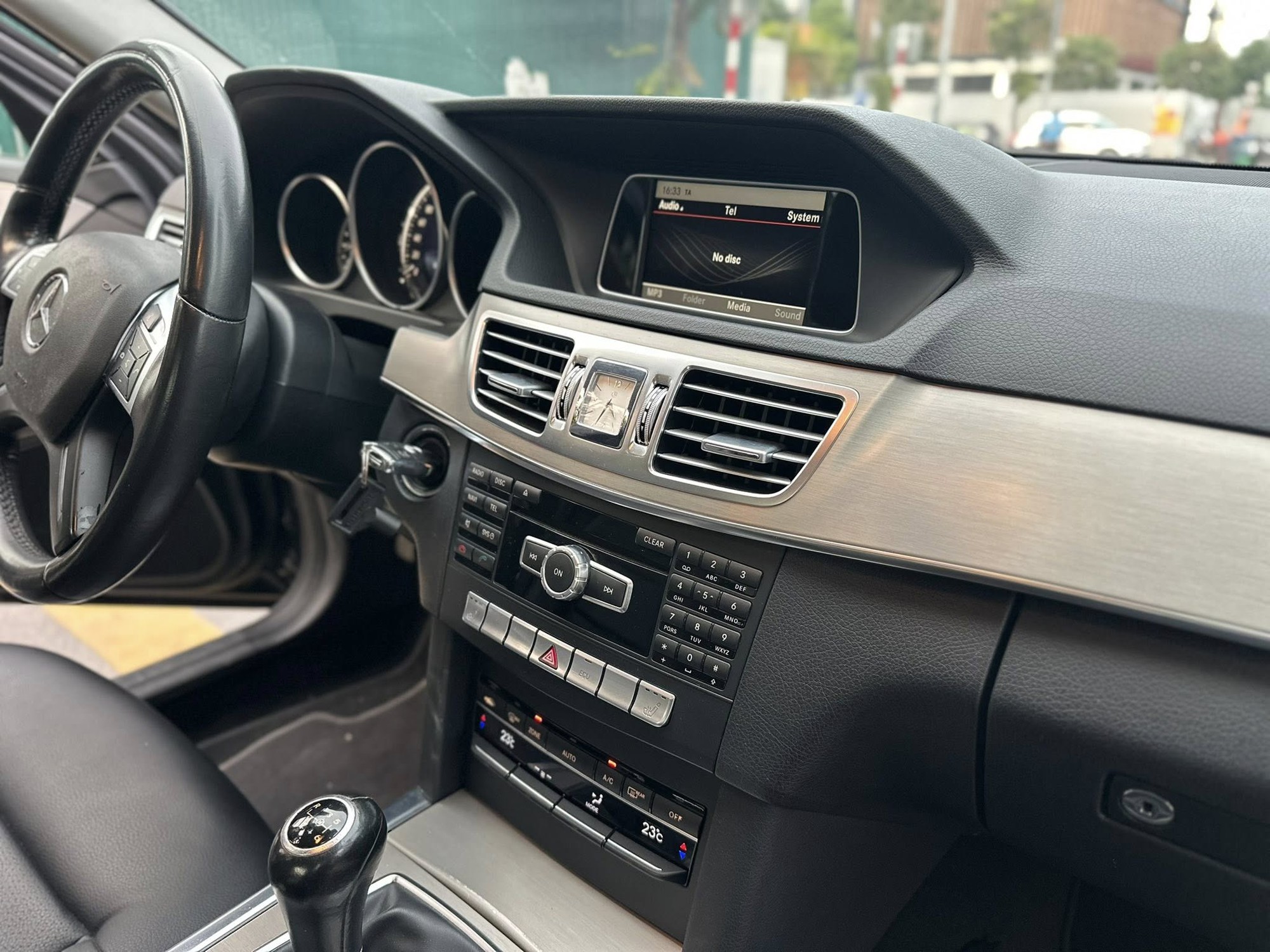 Mercedes-Benz E 200 h&agrave;ng độc b&aacute;n lại gi&aacute; 565 triệu đồng: Nhiều trang bị kh&aacute;c xe ch&iacute;nh h&atilde;ng, hộp số c&oacute; thể khiến nhiều người đắn đo- Ảnh 8.