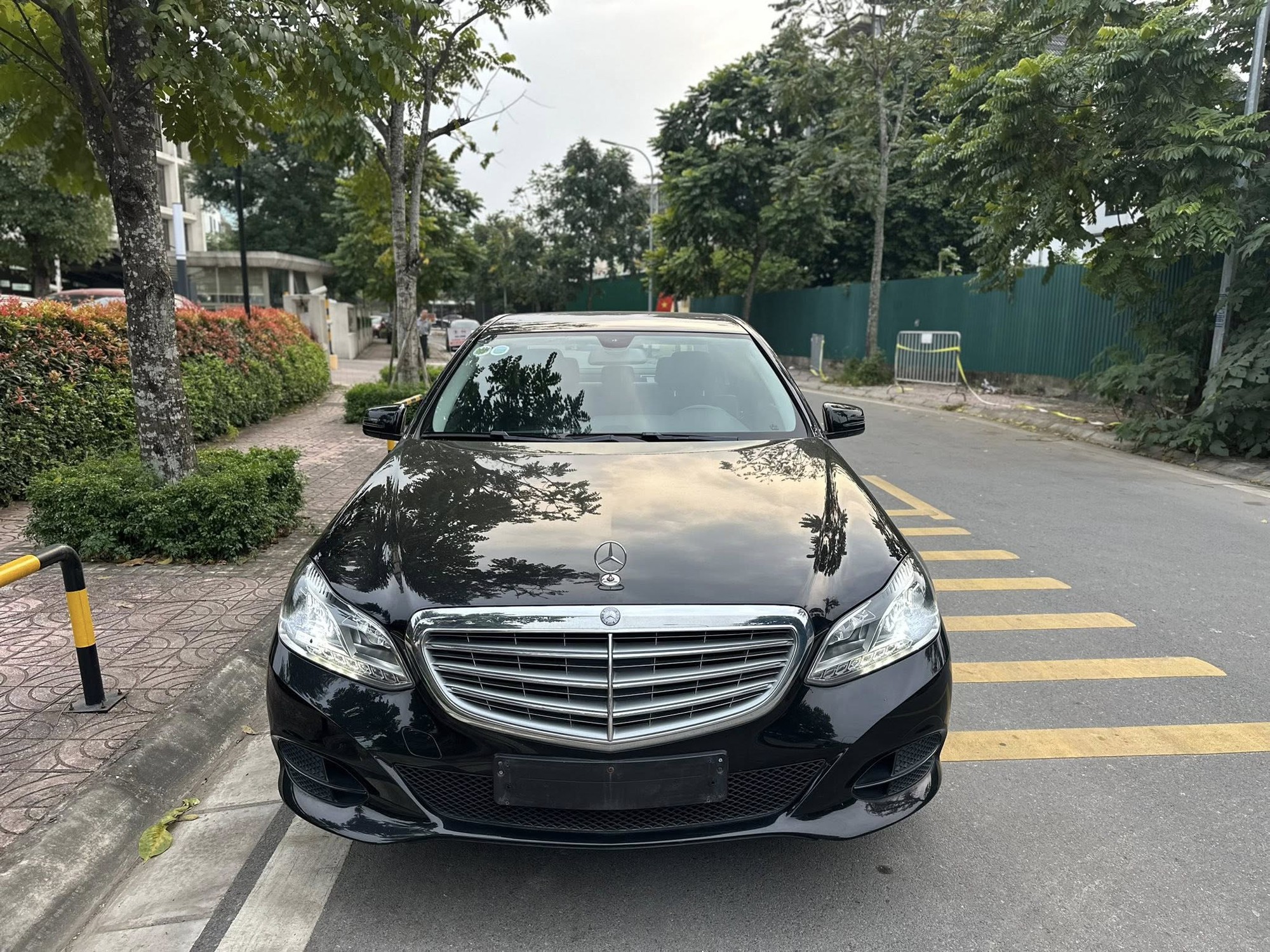 Mercedes-Benz E 200 h&agrave;ng độc b&aacute;n lại gi&aacute; 565 triệu đồng: Nhiều trang bị kh&aacute;c xe ch&iacute;nh h&atilde;ng, hộp số c&oacute; thể khiến nhiều người đắn đo- Ảnh 2.