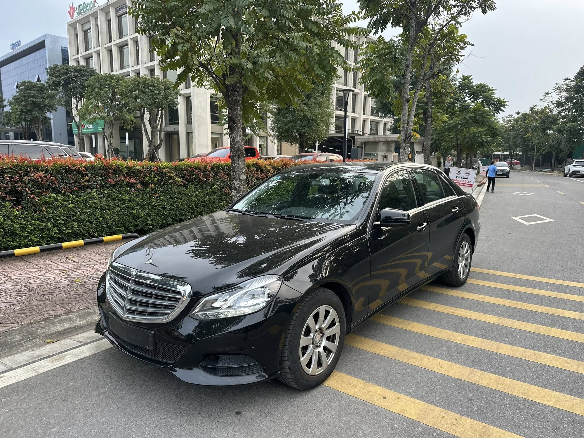 Mercedes-Benz E 200 h&agrave;ng độc b&aacute;n lại gi&aacute; 565 triệu đồng: Nhiều trang bị kh&aacute;c xe ch&iacute;nh h&atilde;ng, hộp số c&oacute; thể khiến nhiều người đắn đo- Ảnh 1.