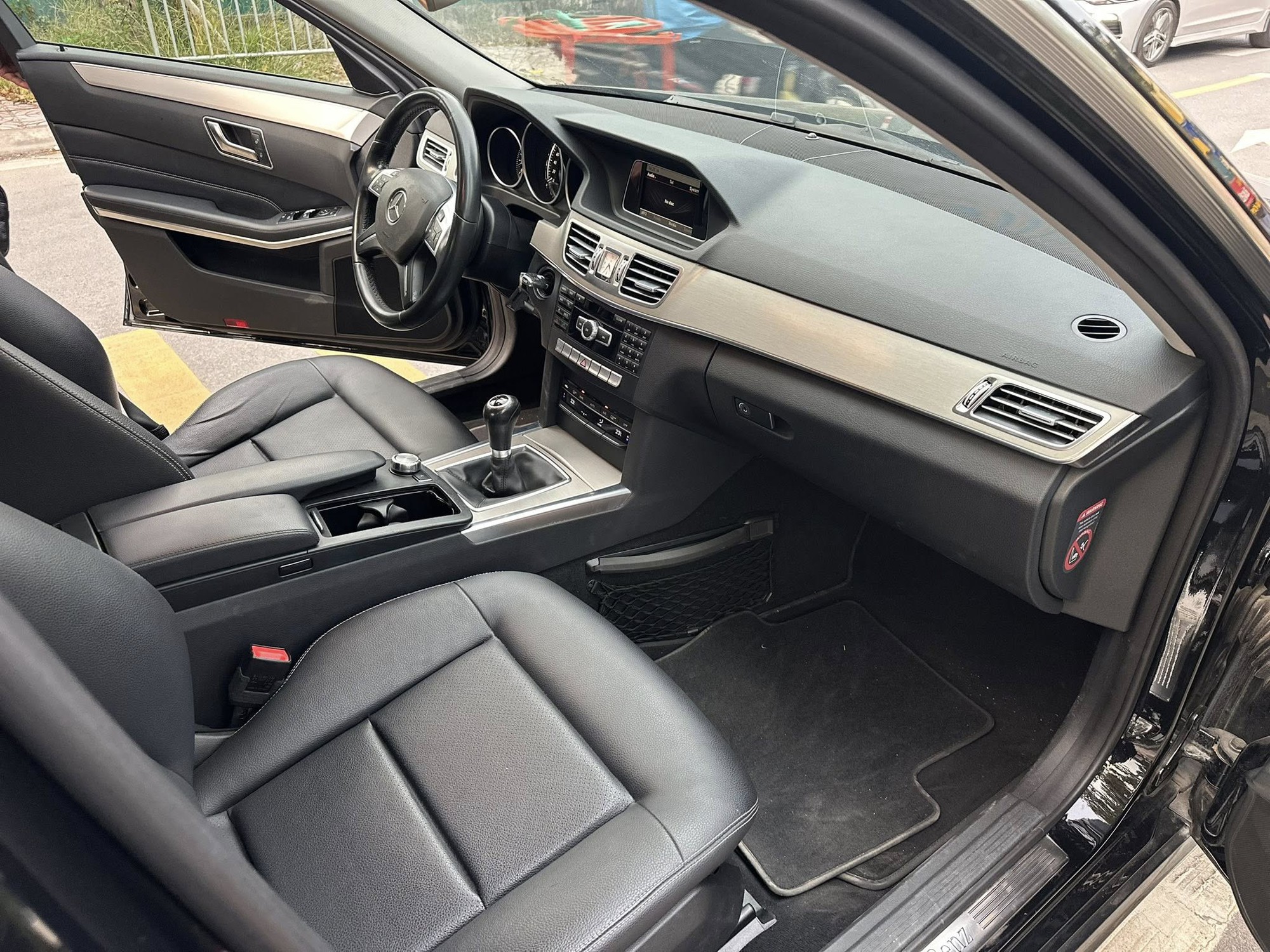 Mercedes-Benz E 200 h&agrave;ng độc b&aacute;n lại gi&aacute; 565 triệu đồng: Nhiều trang bị kh&aacute;c xe ch&iacute;nh h&atilde;ng, hộp số c&oacute; thể khiến nhiều người đắn đo- Ảnh 7.