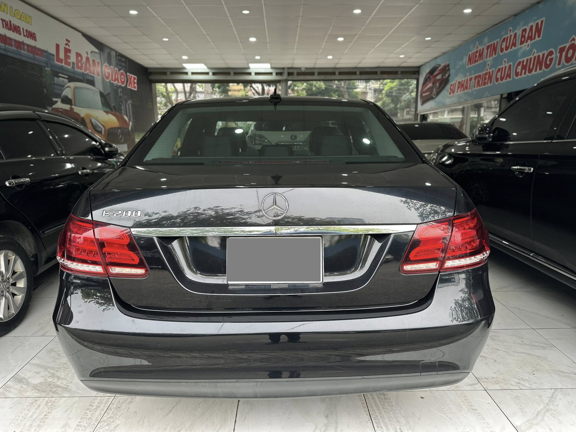 Mercedes-Benz E 200 h&agrave;ng độc b&aacute;n lại gi&aacute; 565 triệu đồng: Nhiều trang bị kh&aacute;c xe ch&iacute;nh h&atilde;ng, hộp số c&oacute; thể khiến nhiều người đắn đo- Ảnh 4.