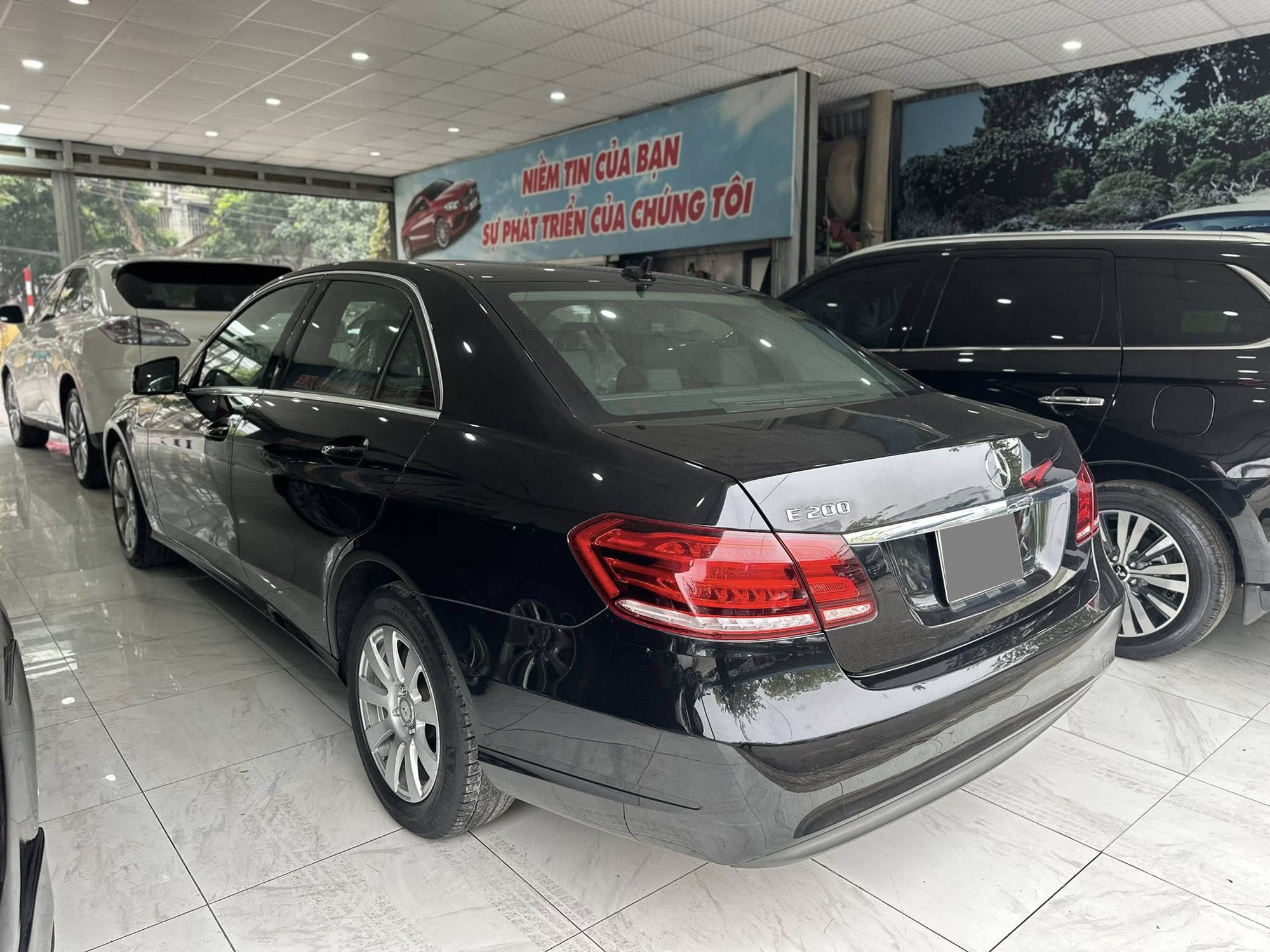 Mercedes-Benz E 200 h&agrave;ng độc b&aacute;n lại gi&aacute; 565 triệu đồng: Nhiều trang bị kh&aacute;c xe ch&iacute;nh h&atilde;ng, hộp số c&oacute; thể khiến nhiều người đắn đo- Ảnh 3.