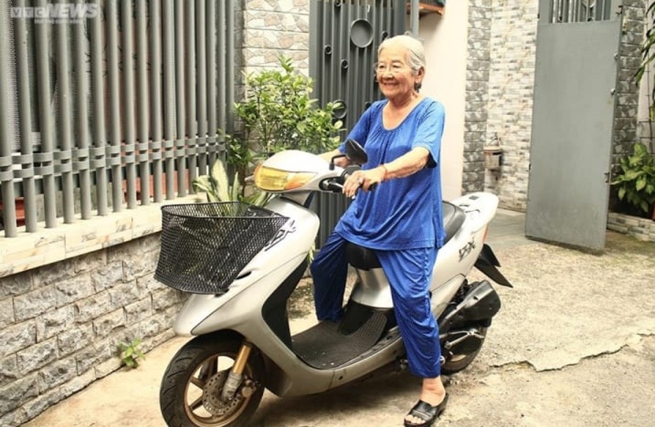 Nữ NSƯT U100 chạy xe m&aacute;y bị &ocirc; t&ocirc; k&eacute;o l&ecirc; ng&atilde; ra đường- Ảnh 2.