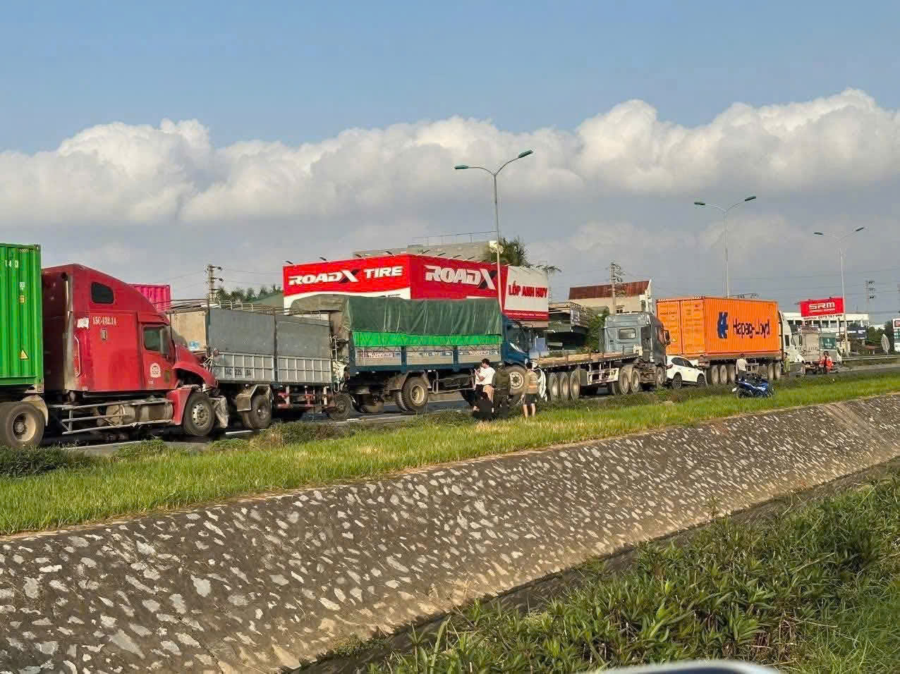 Tạm giữ khẩn cấp t&agrave;i xế g&acirc;y tai nạn li&ecirc;n ho&agrave;n l&agrave;m 3 người thương vong, 7 xe &ocirc; t&ocirc; hư hỏng- Ảnh 2.