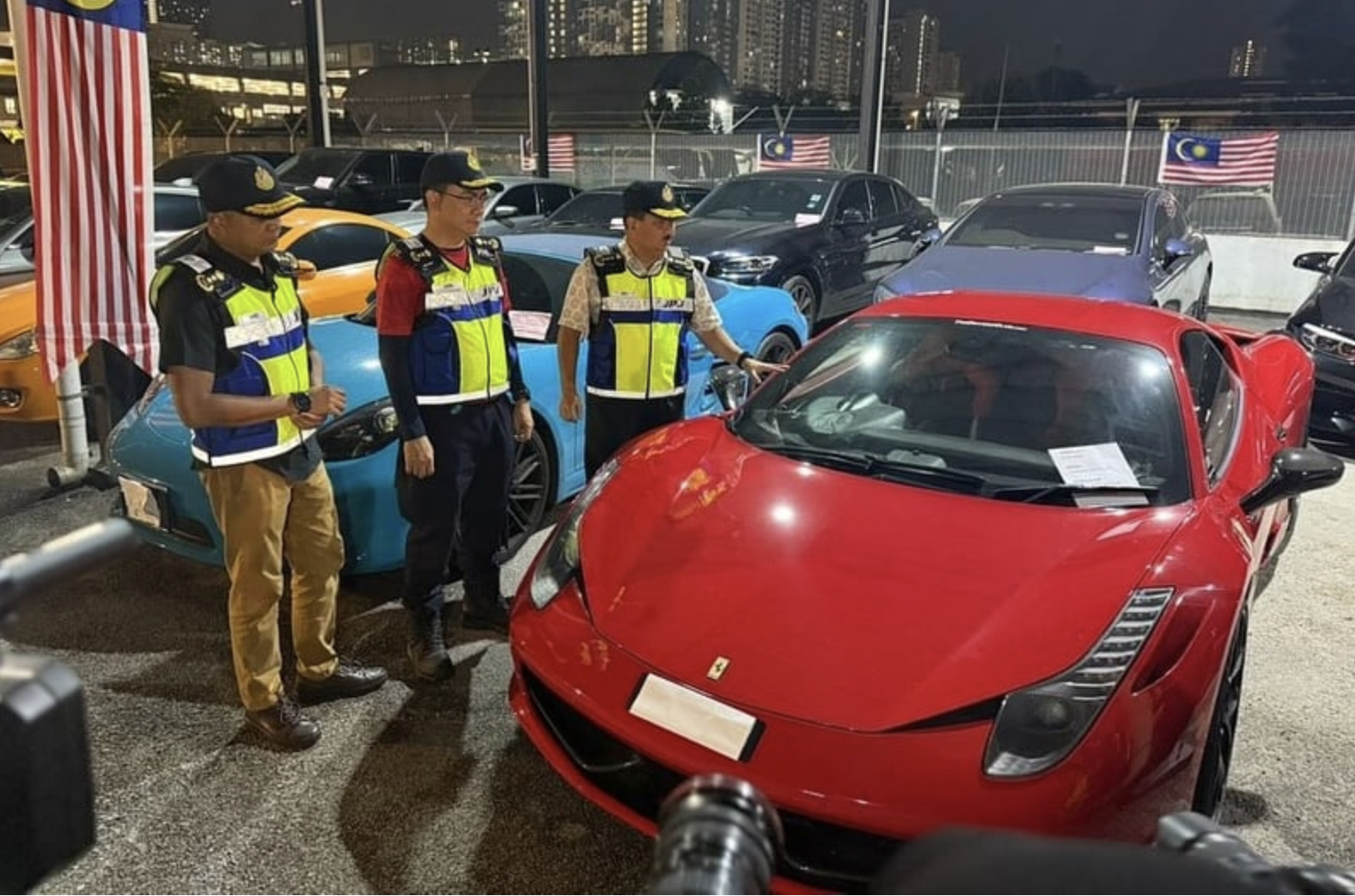 Đi Porsche, cưỡi Ferrari nhưng 'quên' nộp thuế: Hàng nghìn đại gia muối mặt vì bị cảnh sát thu giữ xe- Ảnh 2. Đi Porsche, cưỡi Ferrari nhưng 'quên' nộp thuế: Hàng nghìn đại gia muối mặt vì bị cảnh sát thu giữ xe- Ảnh 2.