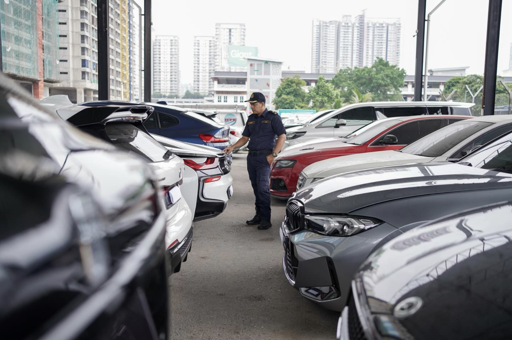Đi Porsche, cưỡi Ferrari nhưng 'quên' nộp thuế: Hàng nghìn đại gia muối mặt vì bị cảnh sát thu giữ xe- Ảnh 6. Đi Porsche, cưỡi Ferrari nhưng 'quên' nộp thuế: Hàng nghìn đại gia muối mặt vì bị cảnh sát thu giữ xe- Ảnh 6.