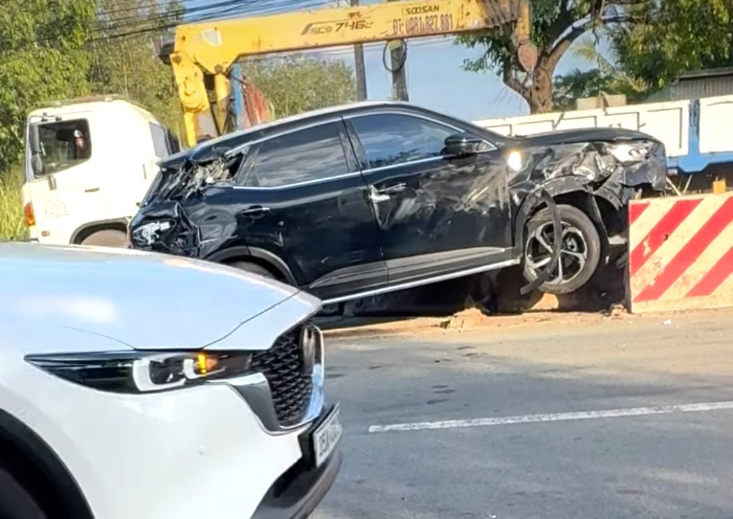 Xế hộp 'ủi' dải ph&acirc;n c&aacute;ch sau va chạm với xe đầu k&eacute;o container ở TPHCM- Ảnh 3.