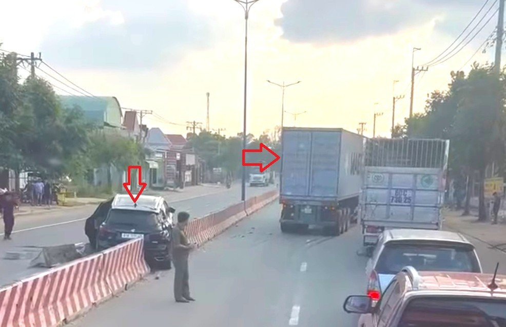 Xế hộp 'ủi' dải ph&acirc;n c&aacute;ch sau va chạm với xe đầu k&eacute;o container ở TPHCM- Ảnh 1.