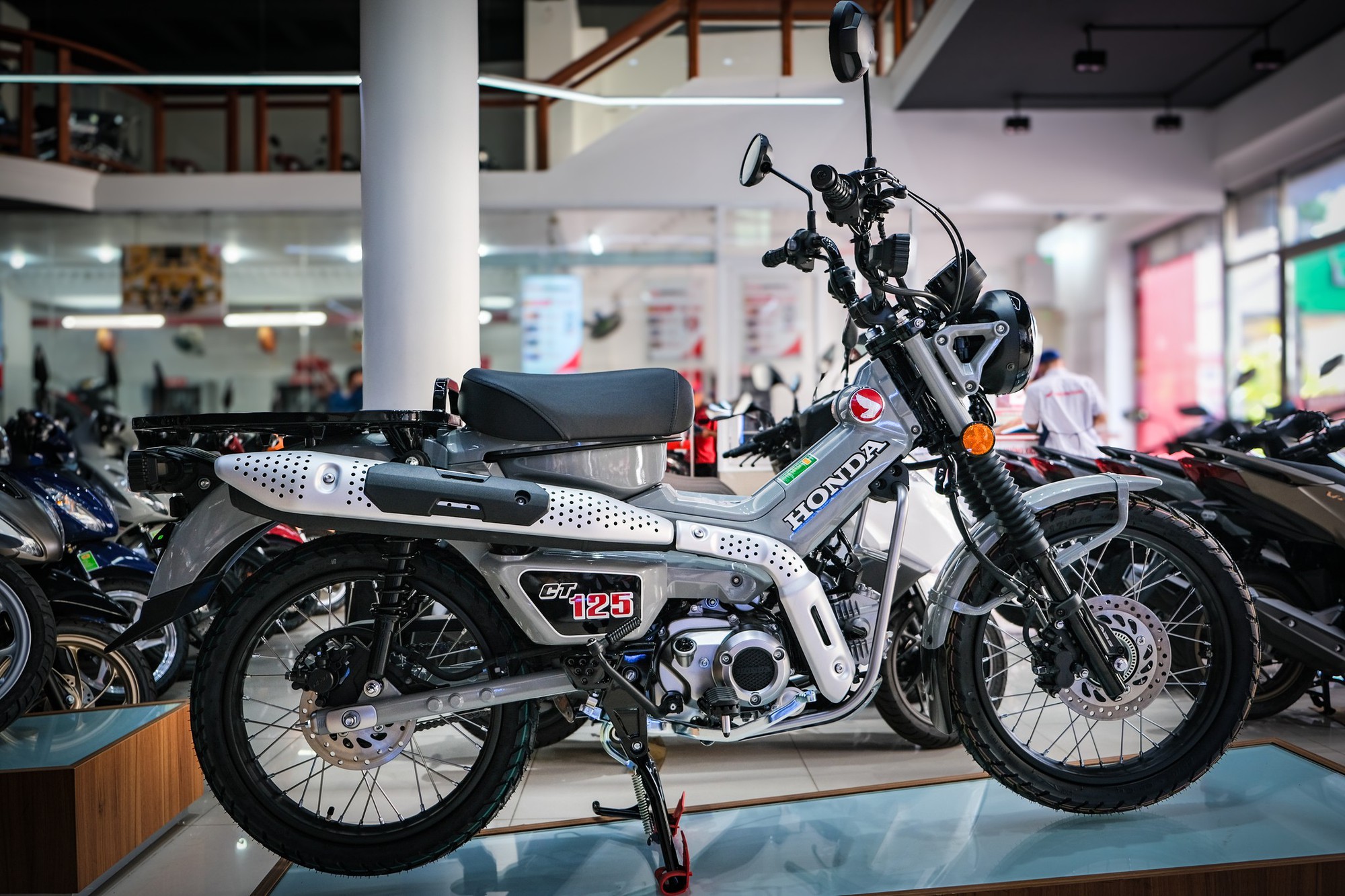 Rộn ràng thị trường xe máy phổ thông Việt Nam 2025: Tay ga chiếm sóng, có ‘ông lớn’ tung cả combo xăng - điện ở nhiều phân khúc- Ảnh 2. Rộn ràng thị trường xe máy phổ thông Việt Nam 2025: Tay ga chiếm sóng, có ‘ông lớn’ tung cả combo xăng - điện ở nhiều phân khúc- Ảnh 2.