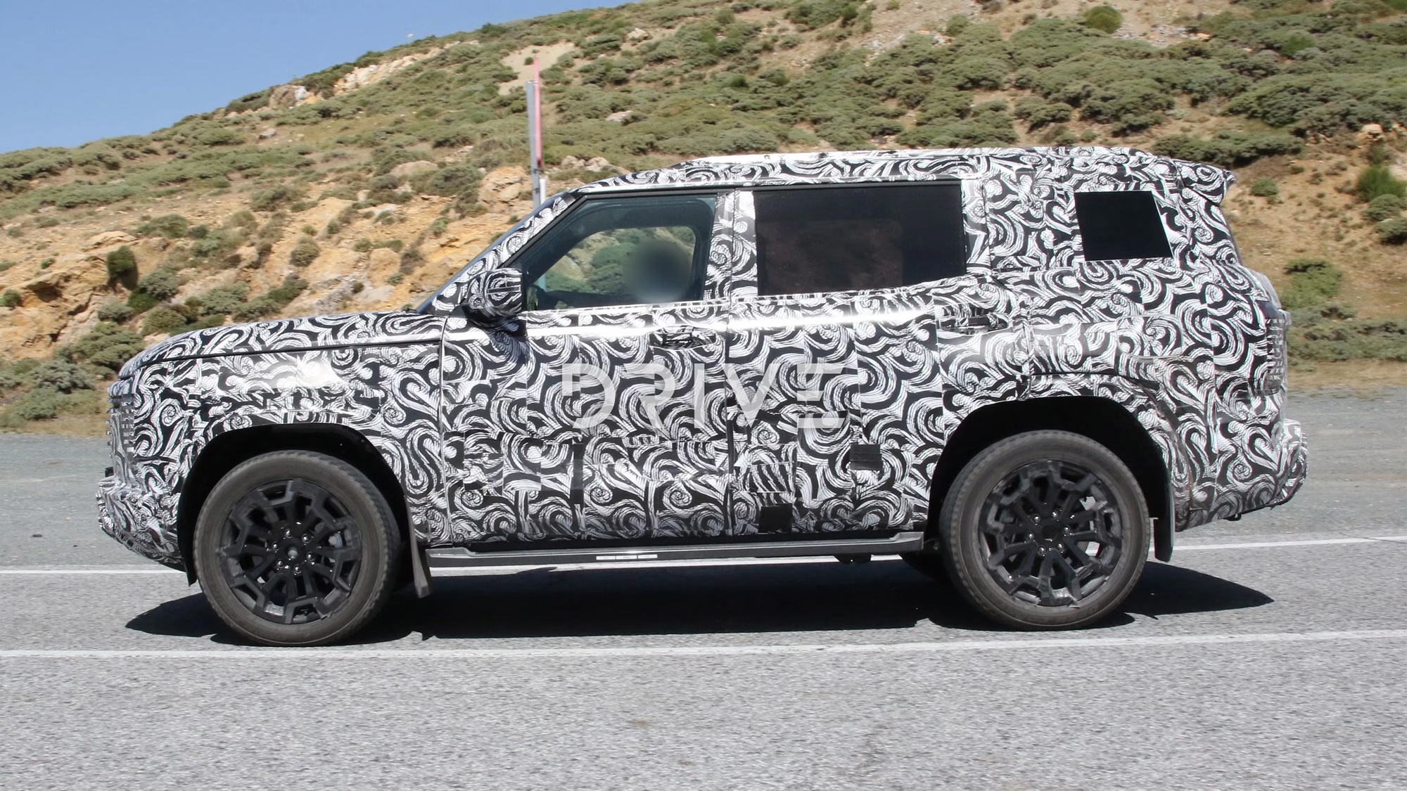 Mitsubishi Pajero thế hệ mới lộ diện: Bỏ bảng t&ecirc;n Pajero Sport, c&oacute; chi tiết như Destinator, 'l&ecirc;n đời' để đấu Toyota Land Cruiser Prado- Ảnh 1.