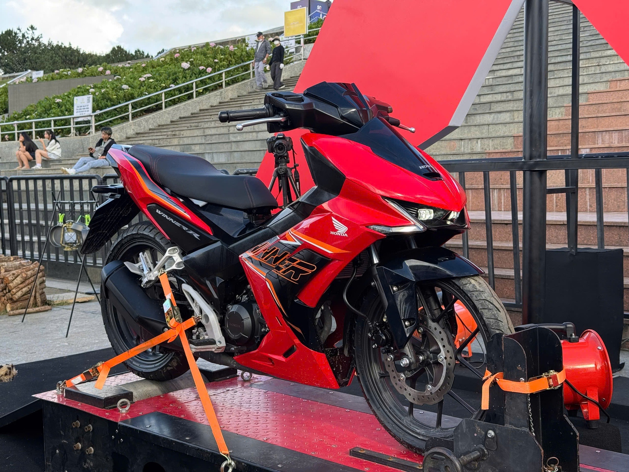 Rộn ràng thị trường xe máy phổ thông Việt Nam 2025: Tay ga chiếm sóng, có ‘ông lớn’ tung cả combo xăng - điện ở nhiều phân khúc- Ảnh 1. Rộn ràng thị trường xe máy phổ thông Việt Nam 2025: Tay ga chiếm sóng, có ‘ông lớn’ tung cả combo xăng - điện ở nhiều phân khúc- Ảnh 1.