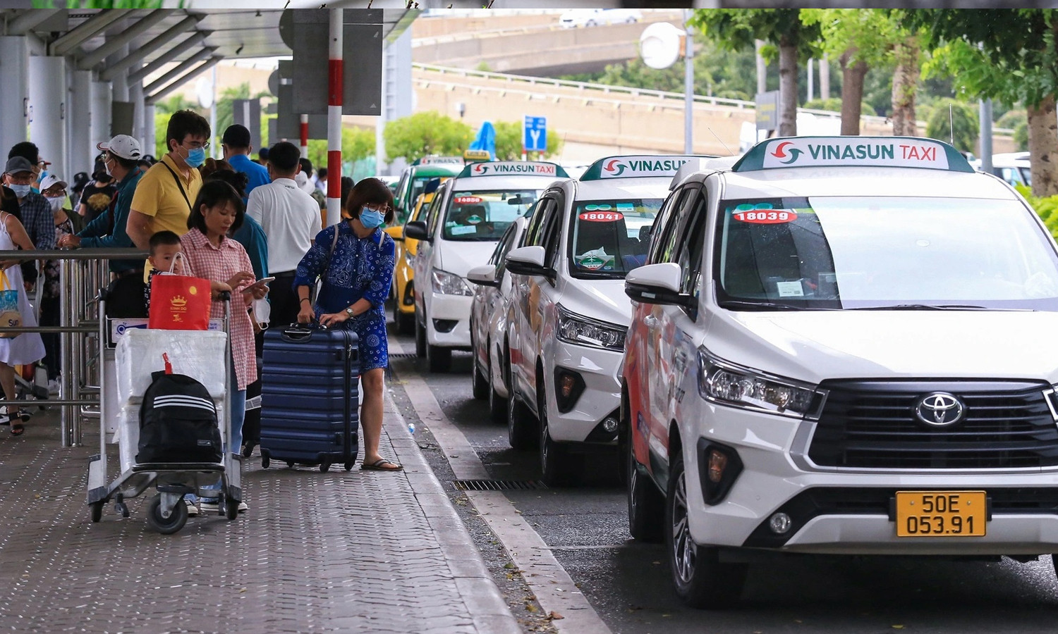 D&ugrave;ng &ocirc; t&ocirc; tr&ecirc;n 8 chỗ để kinh doanh taxi sẽ bị phạt tới 5 triệu đồng- Ảnh 1.