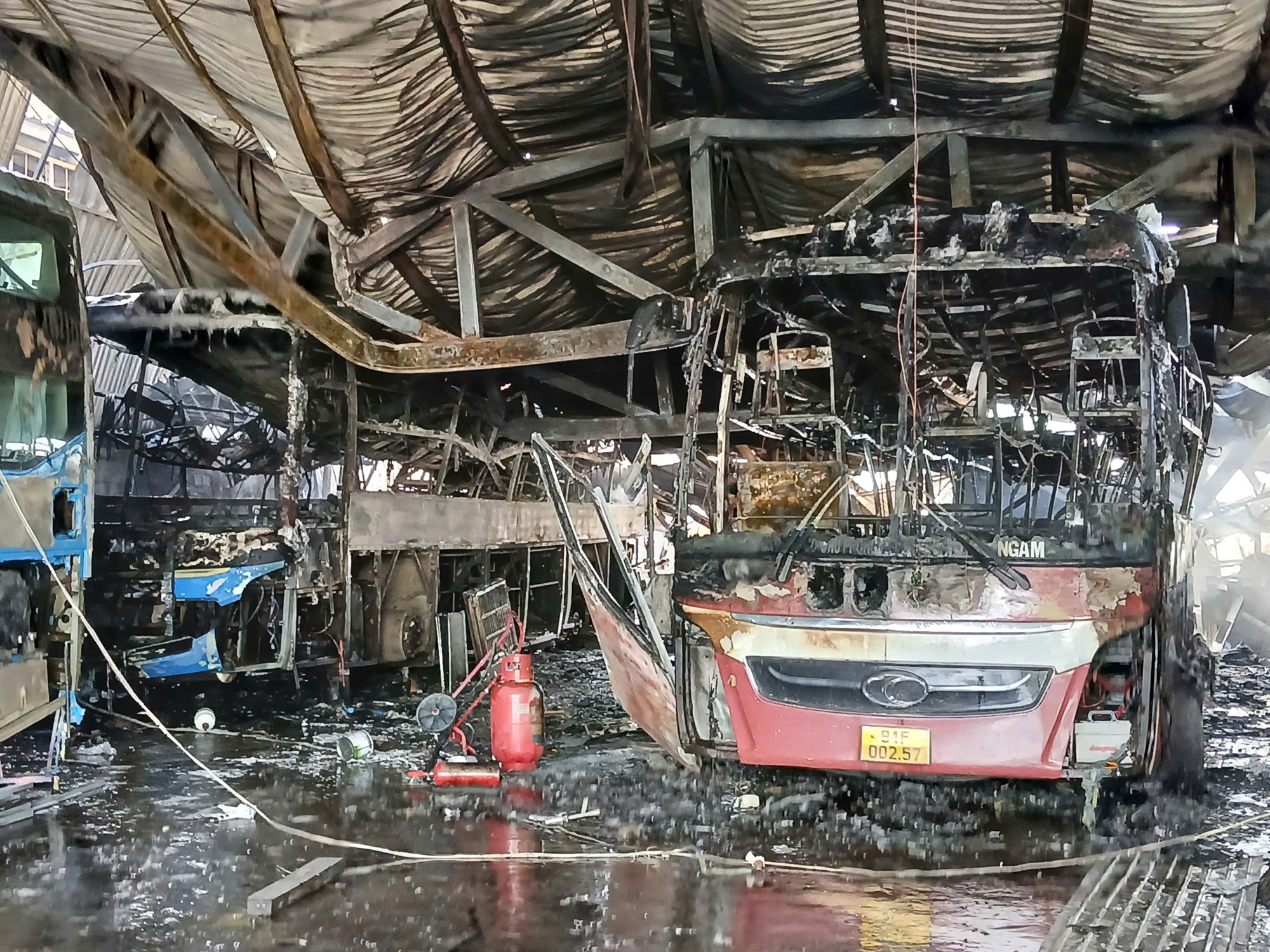 CLIP: Ch&aacute;y garage ở Gia Lai, nhiều &ocirc; t&ocirc; bị thi&ecirc;u rụi- Ảnh 1.