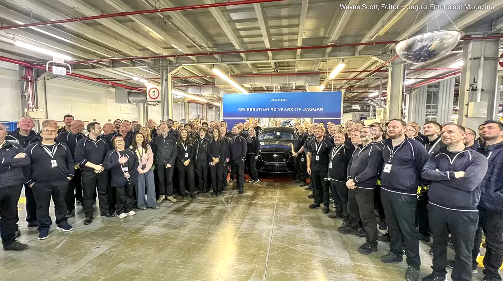 Jaguar ch&iacute;nh thức 'r&uacute;t ống thở' xe động cơ đốt trong: Chiếc F-Pace SVR cuối c&ugrave;ng rời xưởng để đi thẳng v&agrave;o... bảo t&agrave;ng- Ảnh 1.