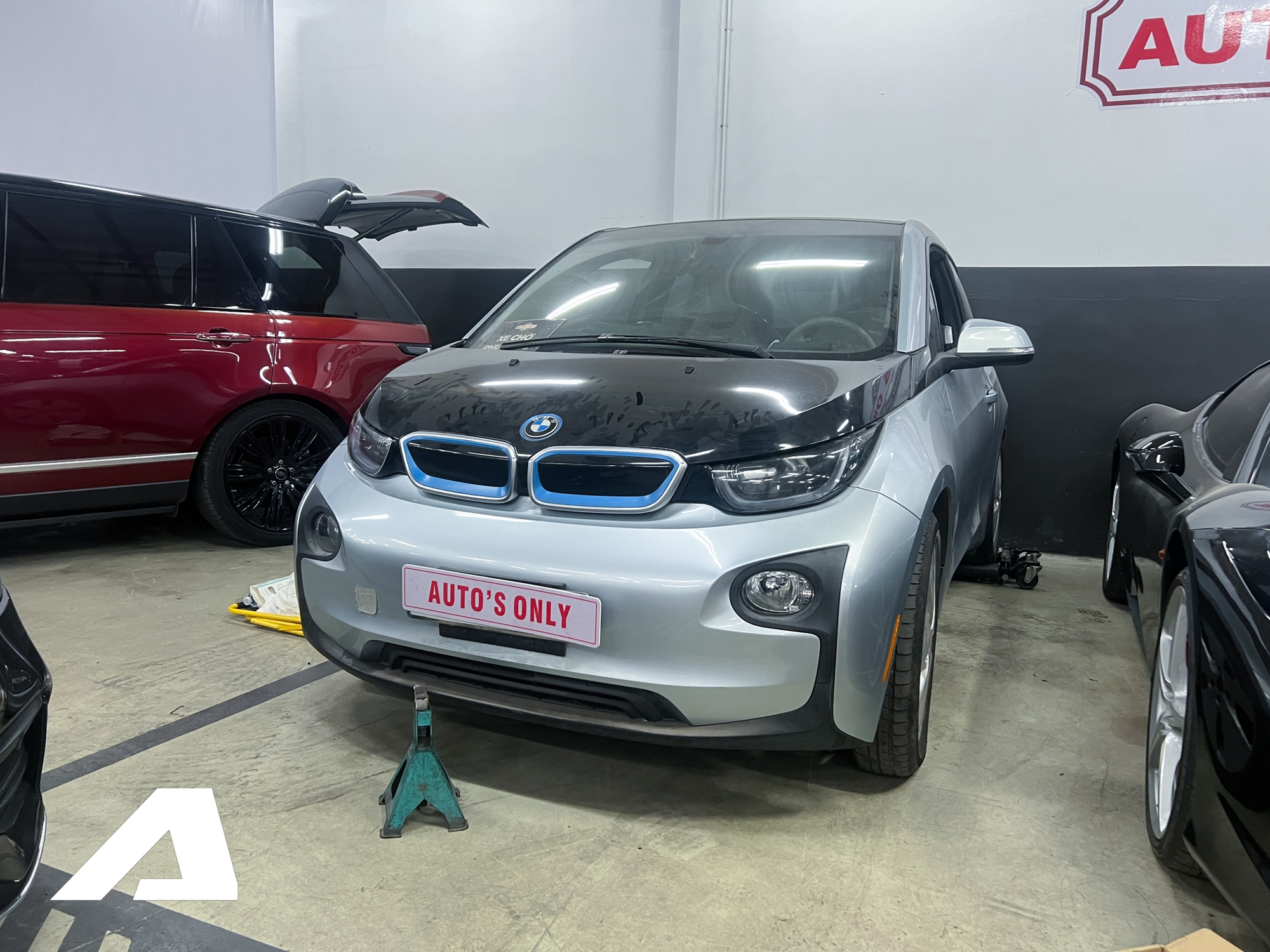 BMW i3 độc nhất Việt Nam bị &lsquo;bỏ rơi&rsquo; suốt 5 năm: B&aacute;m bụi v&agrave; xuống cấp, cần hơn 1 tỷ để sữa chữa- Ảnh 1.