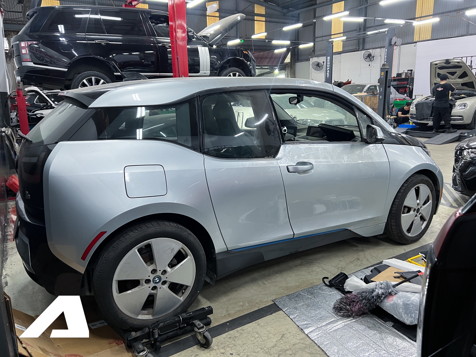 BMW i3 độc nhất Việt Nam bị &lsquo;bỏ rơi&rsquo; suốt 5 năm: B&aacute;m bụi v&agrave; xuống cấp, cần hơn 1 tỷ để sữa chữa- Ảnh 5.