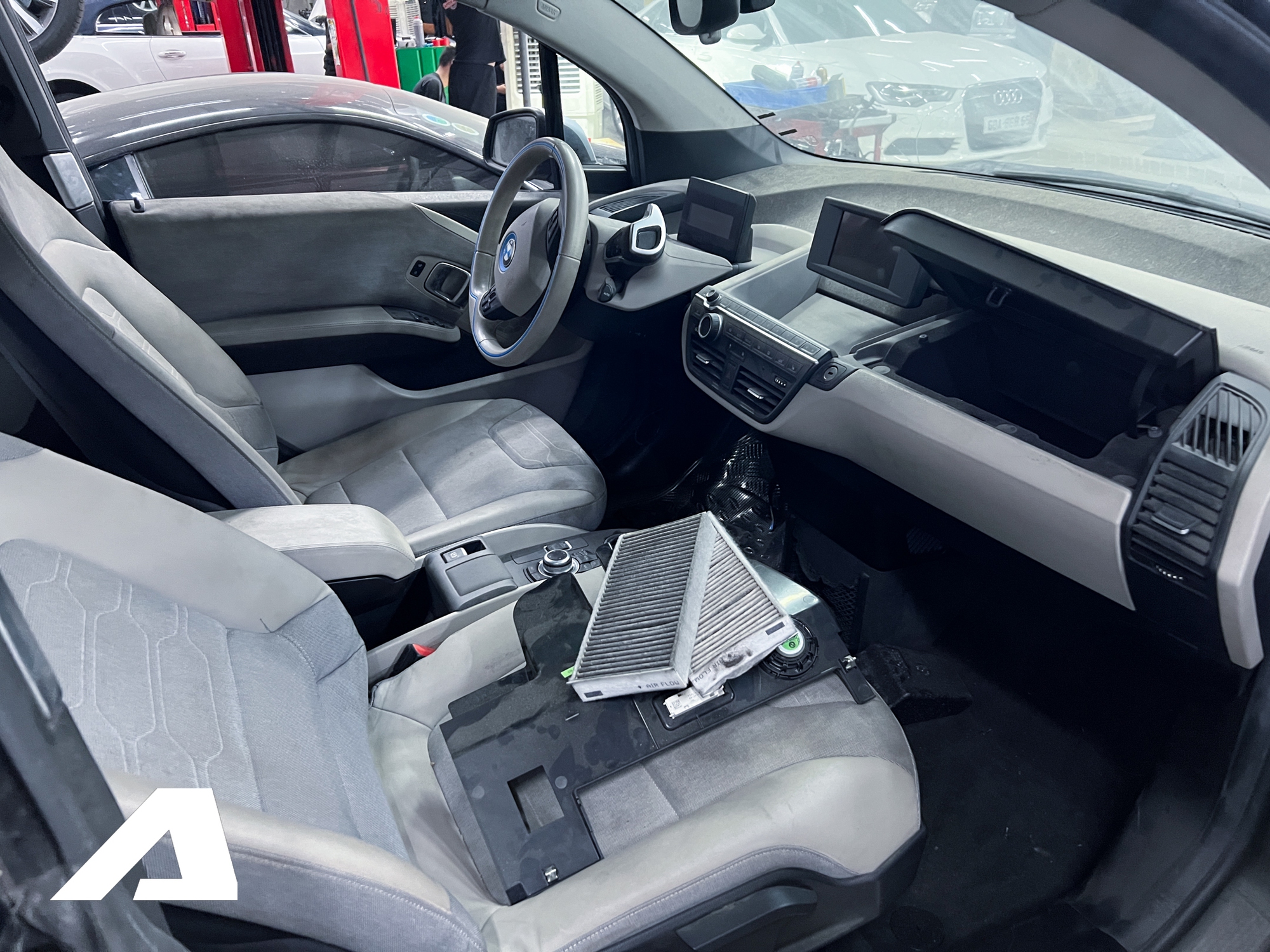 BMW i3 độc nhất Việt Nam bị &lsquo;bỏ rơi&rsquo; suốt 5 năm: B&aacute;m bụi v&agrave; xuống cấp, cần hơn 1 tỷ để sữa chữa- Ảnh 9.