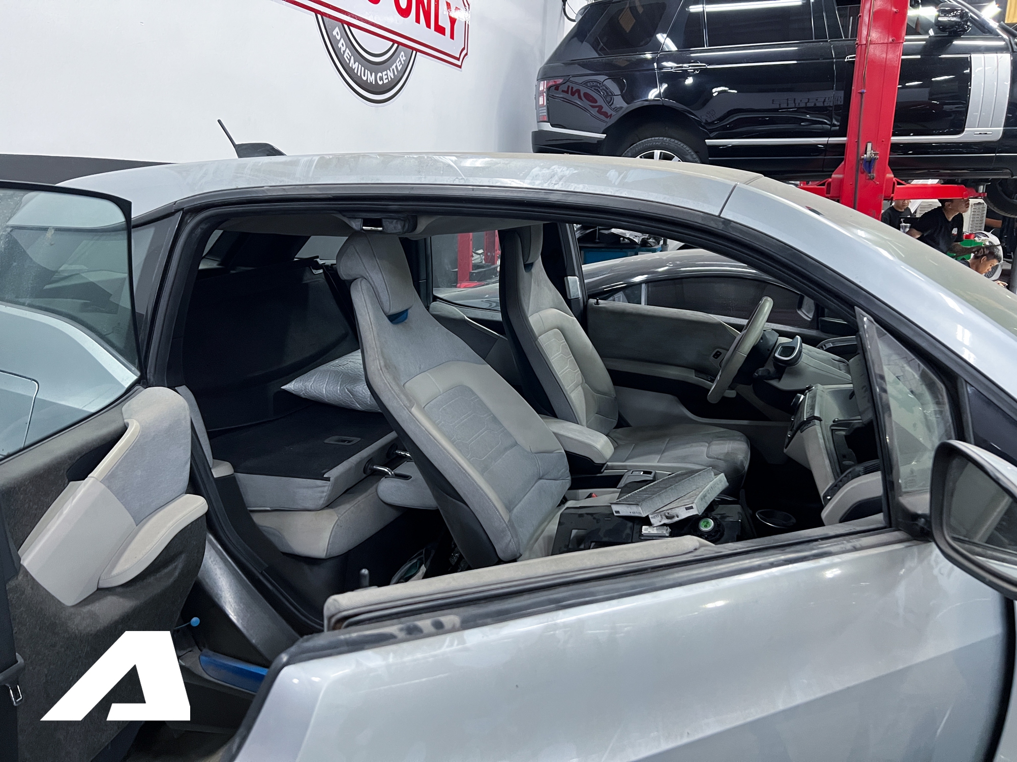 BMW i3 độc nhất Việt Nam bị &lsquo;bỏ rơi&rsquo; suốt 5 năm: B&aacute;m bụi v&agrave; xuống cấp, cần hơn 1 tỷ để sữa chữa- Ảnh 13.