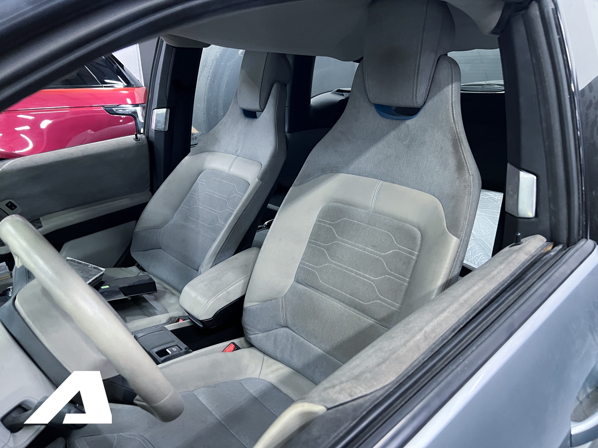 BMW i3 độc nhất Việt Nam bị &lsquo;bỏ rơi&rsquo; suốt 5 năm: B&aacute;m bụi v&agrave; xuống cấp, cần hơn 1 tỷ để sữa chữa- Ảnh 10.