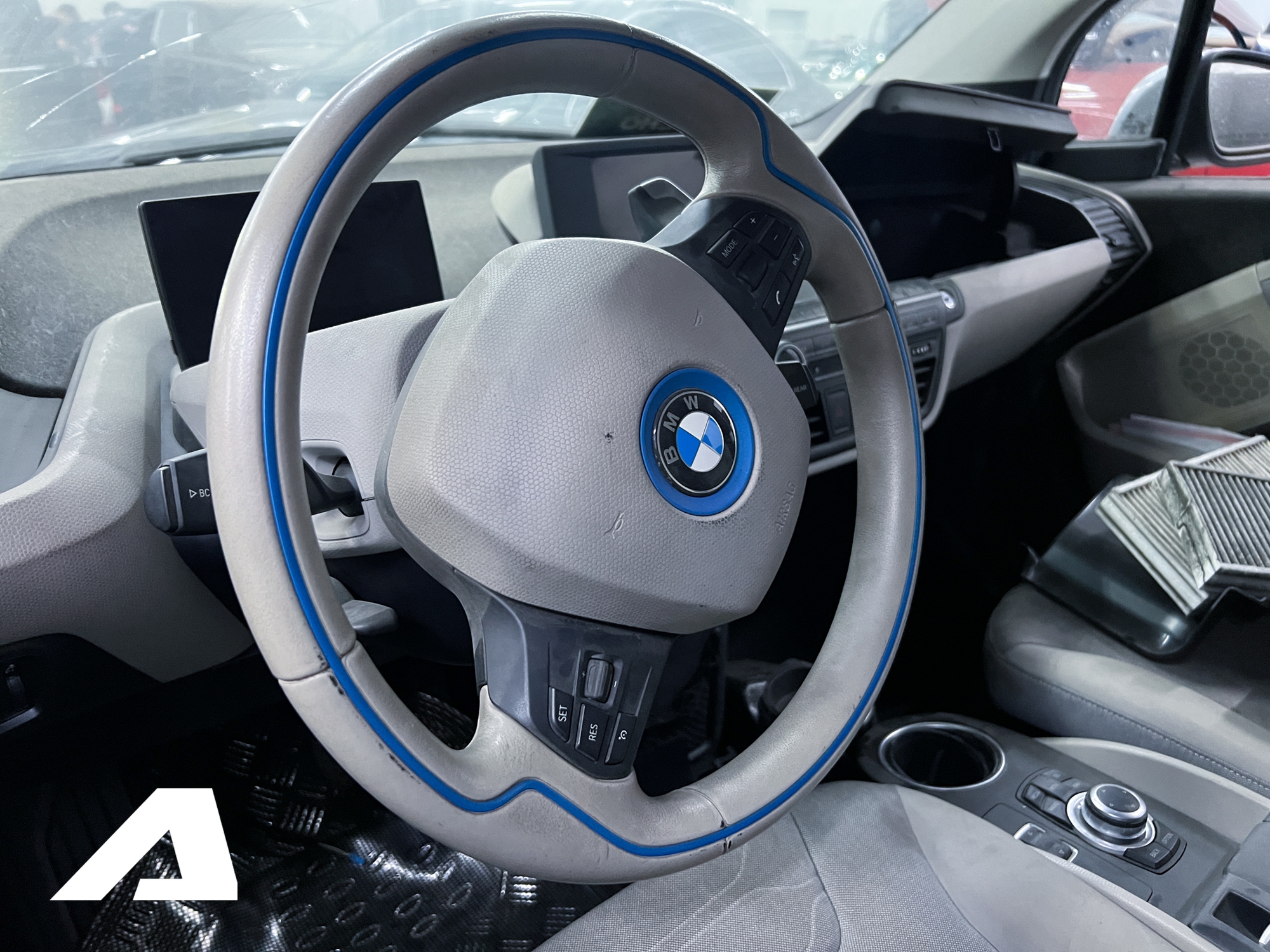BMW i3 độc nhất Việt Nam bị &lsquo;bỏ rơi&rsquo; suốt 5 năm: B&aacute;m bụi v&agrave; xuống cấp, cần hơn 1 tỷ để sữa chữa- Ảnh 11.