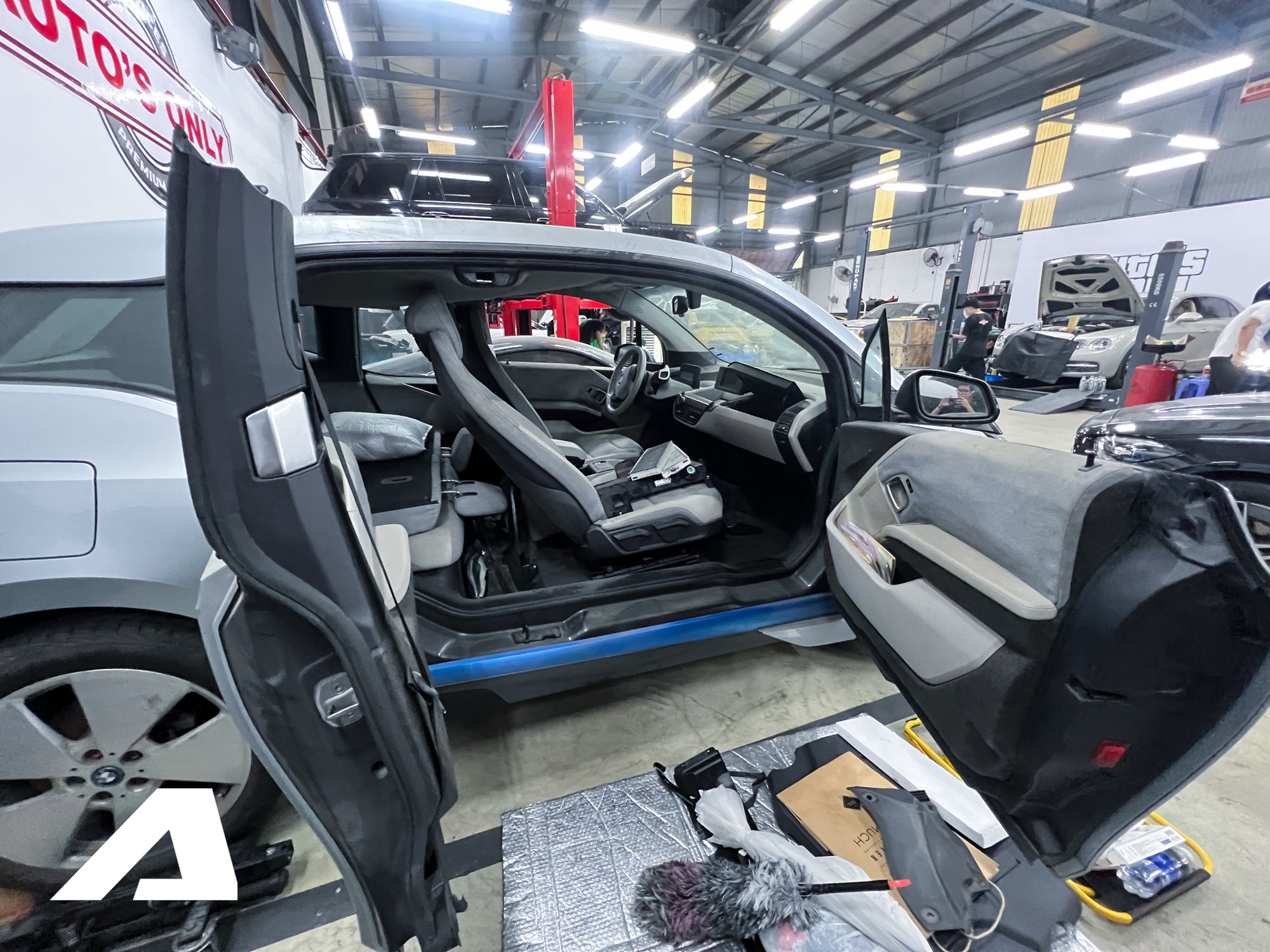 BMW i3 độc nhất Việt Nam bị &lsquo;bỏ rơi&rsquo; suốt 5 năm: B&aacute;m bụi v&agrave; xuống cấp, cần hơn 1 tỷ để sữa chữa- Ảnh 8.